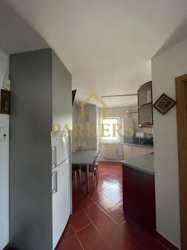 Apartament 2 camere decomandat de vanzare zona Marasti - Parkers Imobiliare oferă spre vânzare apartament cu 2 camere situat la etajul 4 cu suprafață de 52 mp finisat, se vinde complet mobilat și utilat exact ca în poze, camere luminoase cu atmosferă plăcută, bucătărie modernă dotată cu electrocasnice actuale, loc de parcare inclus, amplasat într-o zonă foarte bună aproape de magazine, restaurante, cafenele, mijloace de transport în comun și parcuri ideale pentru relaxare