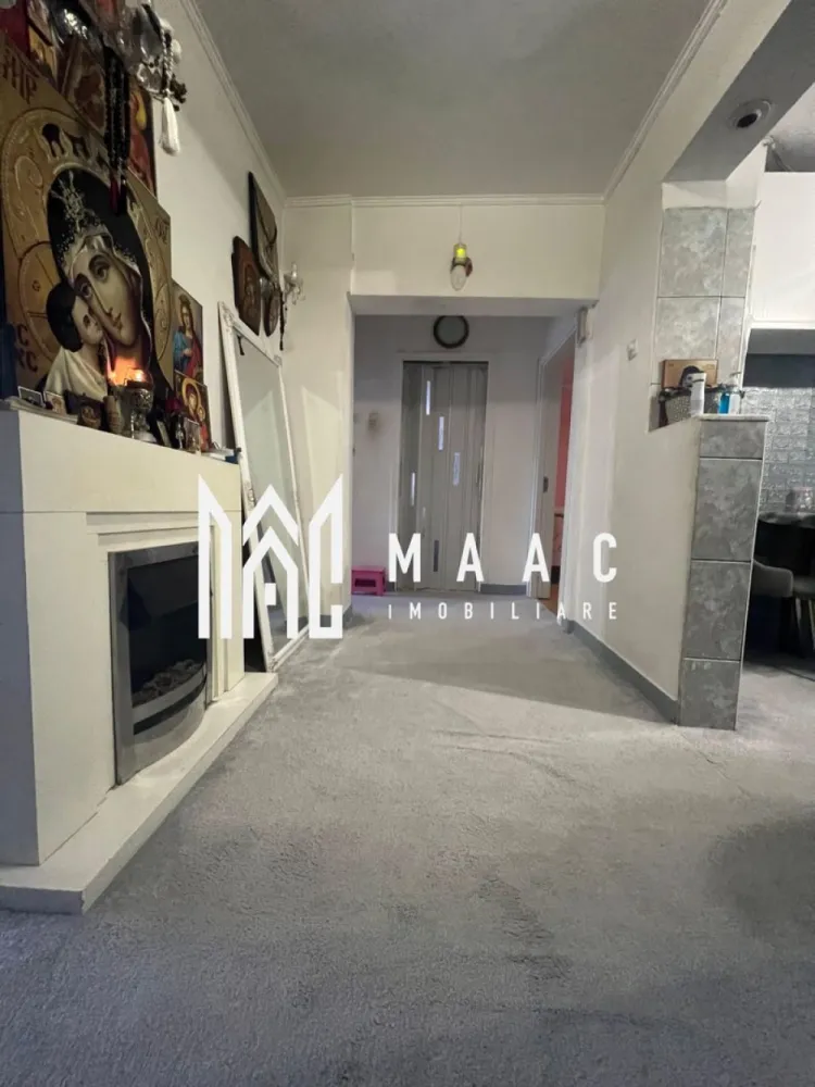 Apartament 3 camere | Calea lui Traian | Parter | Nord - MAAC Imobiliare vă propune spre vânzare un apartament cu 3 camere, situat în zona Nord a municipiului Râmnicu Vâlcea, pe Calea lui Traian, în imediata apropiere a Spitalul Județean de Urgență Vâlcea.

Locuința este amplasată la parter înalt, într-o zonă liniștită și bine cotată a orașului, oferind atât confort, cât și acces facil către punctele de interes (unități medicale, magazine, mijloace de transport, școli).

Apartamentul are o suprafață generoasă de 80 mp, compartimentare practică și luminoasă, fiind ideal atât pentru locuit, cât și pentru investiție. Proprietatea beneficiază și de boxă amenajată, oferind un spațiu suplimentar util pentru depozitare.

Se vinde mobilat și utilat, exact ca în fotografii, fiind pregătit pentru mutare imediată.

Pentru mai multe detalii sau pentru programarea unei vizionări, echipa MAAC Imobiliare vă stă la dispoziție.

ID : CP2943055