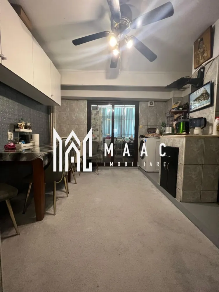 Apartament 3 camere | Calea lui Traian | Parter | Nord - MAAC Imobiliare vă propune spre vânzare un apartament cu 3 camere, situat în zona Nord a municipiului Râmnicu Vâlcea, pe Calea lui Traian, în imediata apropiere a Spitalul Județean de Urgență Vâlcea.

Locuința este amplasată la parter înalt, într-o zonă liniștită și bine cotată a orașului, oferind atât confort, cât și acces facil către punctele de interes (unități medicale, magazine, mijloace de transport, școli).

Apartamentul are o suprafață generoasă de 80 mp, compartimentare practică și luminoasă, fiind ideal atât pentru locuit, cât și pentru investiție. Proprietatea beneficiază și de boxă amenajată, oferind un spațiu suplimentar util pentru depozitare.

Se vinde mobilat și utilat, exact ca în fotografii, fiind pregătit pentru mutare imediată.

Pentru mai multe detalii sau pentru programarea unei vizionări, echipa MAAC Imobiliare vă stă la dispoziție.

ID : CP2943055