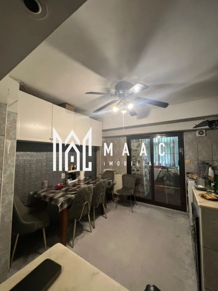 Apartament 3 camere | Calea lui Traian | Parter | Nord - MAAC Imobiliare vă propune spre vânzare un apartament cu 3 camere, situat în zona Nord a municipiului Râmnicu Vâlcea, pe Calea lui Traian, în imediata apropiere a Spitalul Județean de Urgență Vâlcea.

Locuința este amplasată la parter înalt, într-o zonă liniștită și bine cotată a orașului, oferind atât confort, cât și acces facil către punctele de interes (unități medicale, magazine, mijloace de transport, școli).

Apartamentul are o suprafață generoasă de 80 mp, compartimentare practică și luminoasă, fiind ideal atât pentru locuit, cât și pentru investiție. Proprietatea beneficiază și de boxă amenajată, oferind un spațiu suplimentar util pentru depozitare.

Se vinde mobilat și utilat, exact ca în fotografii, fiind pregătit pentru mutare imediată.

Pentru mai multe detalii sau pentru programarea unei vizionări, echipa MAAC Imobiliare vă stă la dispoziție.

ID : CP2943055