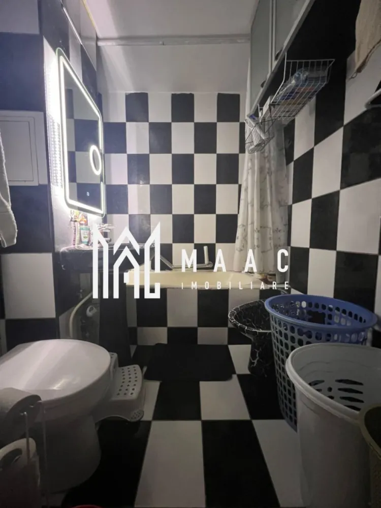 Apartament 3 camere | Calea lui Traian | Parter | Nord - MAAC Imobiliare vă propune spre vânzare un apartament cu 3 camere, situat în zona Nord a municipiului Râmnicu Vâlcea, pe Calea lui Traian, în imediata apropiere a Spitalul Județean de Urgență Vâlcea.

Locuința este amplasată la parter înalt, într-o zonă liniștită și bine cotată a orașului, oferind atât confort, cât și acces facil către punctele de interes (unități medicale, magazine, mijloace de transport, școli).

Apartamentul are o suprafață generoasă de 80 mp, compartimentare practică și luminoasă, fiind ideal atât pentru locuit, cât și pentru investiție. Proprietatea beneficiază și de boxă amenajată, oferind un spațiu suplimentar util pentru depozitare.

Se vinde mobilat și utilat, exact ca în fotografii, fiind pregătit pentru mutare imediată.

Pentru mai multe detalii sau pentru programarea unei vizionări, echipa MAAC Imobiliare vă stă la dispoziție.

ID : CP2943055