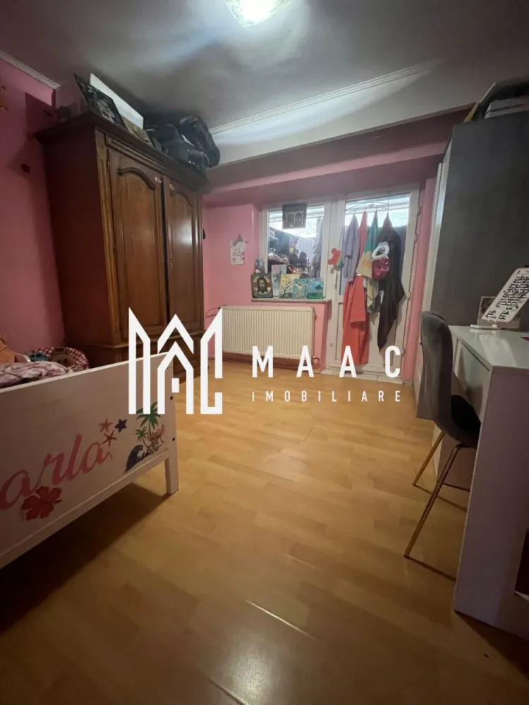 Apartament 3 camere | Calea lui Traian | Parter | Nord - MAAC Imobiliare vă propune spre vânzare un apartament cu 3 camere, situat în zona Nord a municipiului Râmnicu Vâlcea, pe Calea lui Traian, în imediata apropiere a Spitalul Județean de Urgență Vâlcea.

Locuința este amplasată la parter înalt, într-o zonă liniștită și bine cotată a orașului, oferind atât confort, cât și acces facil către punctele de interes (unități medicale, magazine, mijloace de transport, școli).

Apartamentul are o suprafață generoasă de 80 mp, compartimentare practică și luminoasă, fiind ideal atât pentru locuit, cât și pentru investiție. Proprietatea beneficiază și de boxă amenajată, oferind un spațiu suplimentar util pentru depozitare.

Se vinde mobilat și utilat, exact ca în fotografii, fiind pregătit pentru mutare imediată.

Pentru mai multe detalii sau pentru programarea unei vizionări, echipa MAAC Imobiliare vă stă la dispoziție.

ID : CP2943055