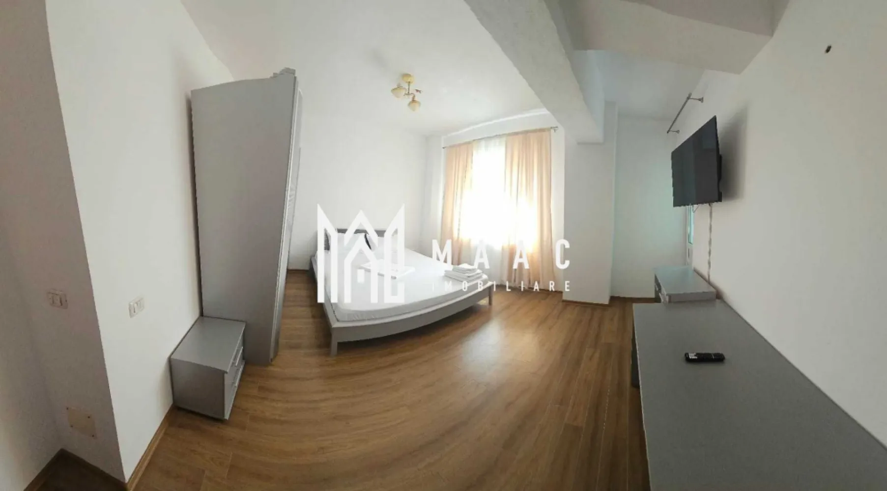 Apartament 3 Camere | Etaj 2 | Zona Centrala - MAAC Imobiliare vă propune spre vânzare un apartament modern și spațios, situat pe strada Morilor, în Râmnicu Vâlcea, într-un bloc nou, poziționat chiar la strada principală.

Apartamentul este situat la etajul 2 din 6, imobilul fiind dotat cu lift, și oferă un confort ridicat datorită compartimentării generoase și poziționării excelente.

Compartimentare și beneficii:

2 dormitoare luminoase

2 băi

Living foarte spațios

Bucătărie generoasă, complet mobilată

2 balcoane închise cu termopan

Vedere mixtă: către strada principală și către curtea interioară

Se vinde mobilat complet

Proprietatea beneficiază de loc de parcare inclus, situat în curtea privată a complexului, precum și de acces la curte privată, oferind siguranță și intimitate.

Datorită amplasării pe strada principală Morilor, într-un bloc nou cu lift, și a compartimentării ideale pentru o familie, apartamentul reprezintă o oportunitate excelentă atât pentru locuință proprie, cât și pentru investiție.

Pentru mai multe informații sau programarea unei vizionări, vă invităm să contactați echipa MAAC Imobiliare.
CP2938549