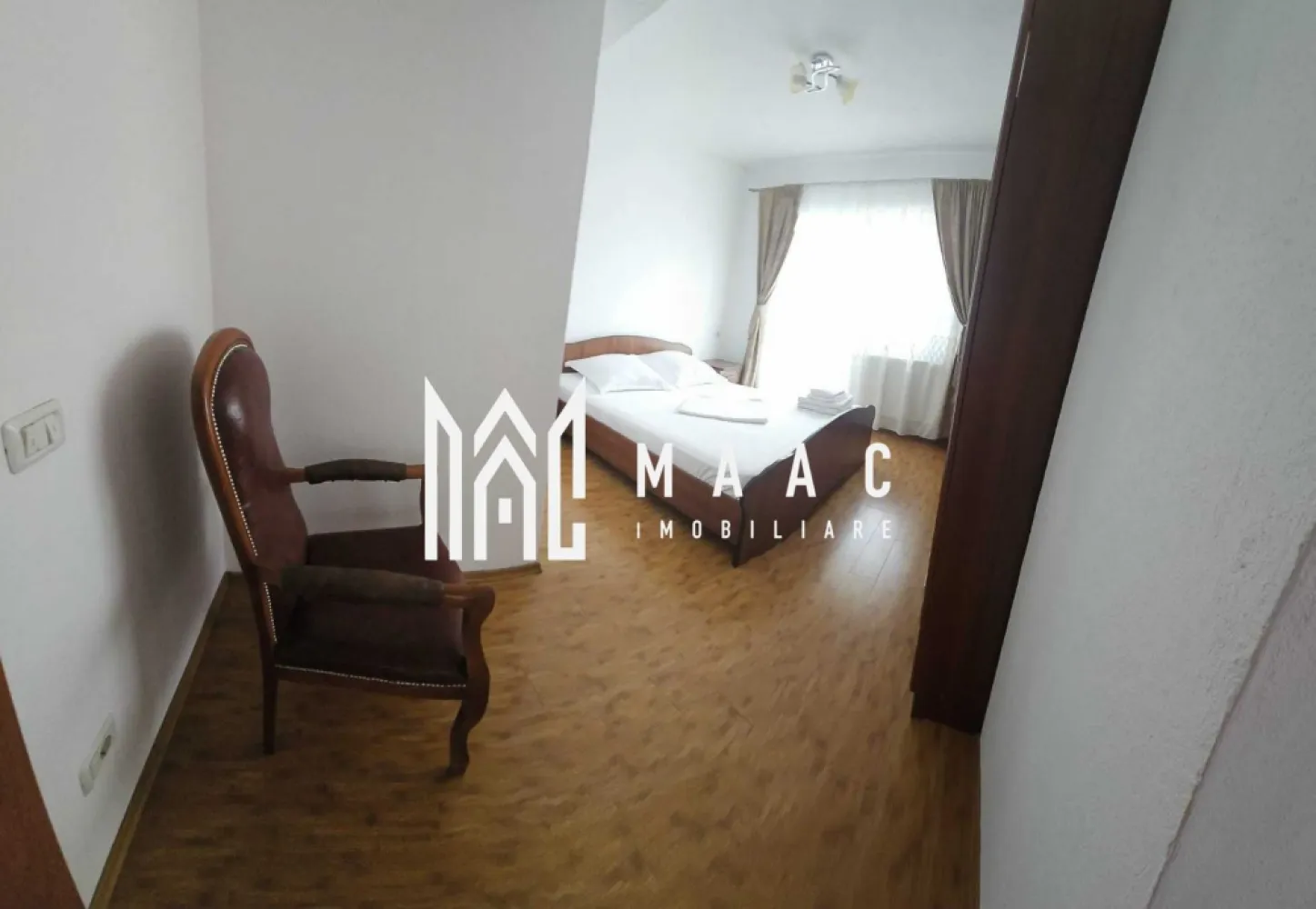 Apartament 3 Camere | Etaj 2 | Zona Centrala - MAAC Imobiliare vă propune spre vânzare un apartament modern și spațios, situat pe strada Morilor, în Râmnicu Vâlcea, într-un bloc nou, poziționat chiar la strada principală.

Apartamentul este situat la etajul 2 din 6, imobilul fiind dotat cu lift, și oferă un confort ridicat datorită compartimentării generoase și poziționării excelente.

Compartimentare și beneficii:

2 dormitoare luminoase

2 băi

Living foarte spațios

Bucătărie generoasă, complet mobilată

2 balcoane închise cu termopan

Vedere mixtă: către strada principală și către curtea interioară

Se vinde mobilat complet

Proprietatea beneficiază de loc de parcare inclus, situat în curtea privată a complexului, precum și de acces la curte privată, oferind siguranță și intimitate.

Datorită amplasării pe strada principală Morilor, într-un bloc nou cu lift, și a compartimentării ideale pentru o familie, apartamentul reprezintă o oportunitate excelentă atât pentru locuință proprie, cât și pentru investiție.

Pentru mai multe informații sau programarea unei vizionări, vă invităm să contactați echipa MAAC Imobiliare.
CP2938549