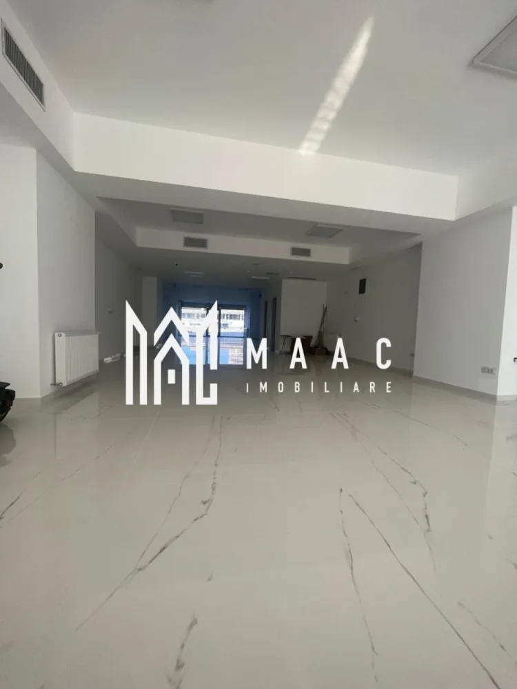 Spatiu Comercial | Zona Centrala Kauffland | 156 MP - MAAC Imobiliare vă propune spre inchiriere un spațiu comercial modern, situat în Ansamblul Rezidențial Central din Râmnicu Vâlcea, într-o zonă cu vizibilitate foarte bună și acces facil.

Imobilul are o suprafață utilă de 156 mp, fiind ideal pentru diverse activități comerciale sau de servicii (clinică medicală, birouri, showroom, salon, activități educaționale etc.).

Spațiul beneficiază de:

* Două intrări, oferind flexibilitate în organizare și flux operațional
* Două grupuri sanitare
* Amenajări moderne, realizate cu atenție la detalii
* Centrală termică proprie, pentru control eficient al costurilor
* Sistem de ventilație, asigurând un climat optim pentru desfășurarea activității

Poziționarea în cadrul unui ansamblu rezidențial central oferă acces la un vad comercial bun și potențial ridicat de dezvoltare a afacerii.

Pentru informații suplimentare sau programarea unei vizionări, echipa MAAC Imobiliare vă stă la dispoziție.

ID : CP2943284