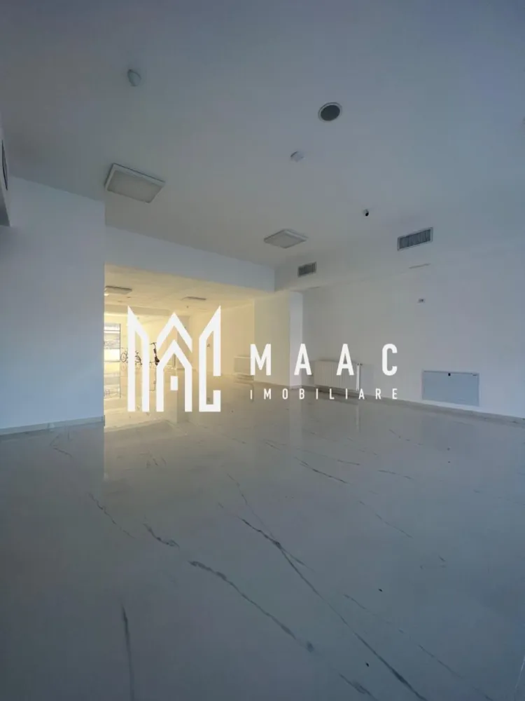 Spatiu Comercial | Zona Centrala Kauffland | 156 MP - MAAC Imobiliare vă propune spre inchiriere un spațiu comercial modern, situat în Ansamblul Rezidențial Central din Râmnicu Vâlcea, într-o zonă cu vizibilitate foarte bună și acces facil.

Imobilul are o suprafață utilă de 156 mp, fiind ideal pentru diverse activități comerciale sau de servicii (clinică medicală, birouri, showroom, salon, activități educaționale etc.).

Spațiul beneficiază de:

* Două intrări, oferind flexibilitate în organizare și flux operațional
* Două grupuri sanitare
* Amenajări moderne, realizate cu atenție la detalii
* Centrală termică proprie, pentru control eficient al costurilor
* Sistem de ventilație, asigurând un climat optim pentru desfășurarea activității

Poziționarea în cadrul unui ansamblu rezidențial central oferă acces la un vad comercial bun și potențial ridicat de dezvoltare a afacerii.

Pentru informații suplimentare sau programarea unei vizionări, echipa MAAC Imobiliare vă stă la dispoziție.

ID : CP2943284