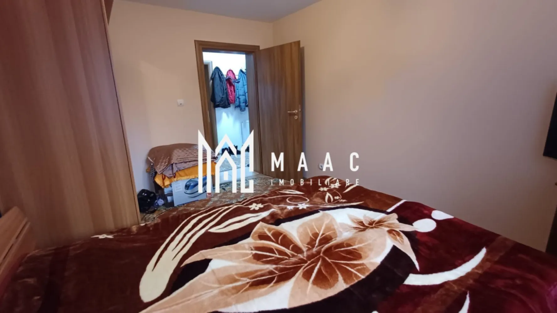 Casa | 2 camere | Teren 570 | Pivnita | Gusterita - Maac Imobiliare vă propune spre vânzare o casă complet renovată, situată in Sibiu, într-o zonă liniștită și ușor accesibilă, ideală pentru cei care își doresc confort și eficiență energetică.

Proprietatea dispune de 2 camere și se vinde mobilată și utilată complet, oferind viitorilor proprietari posibilitatea de a se muta imediat. Casa beneficiază de multiple îmbunătățiri: instalație de gaz nouă, instalație de apă nouă, precum și acoperiș schimbat, toate realizate pentru siguranță și durabilitate pe termen lung .

Casa beneficiaza si de autorizatie de constructie pentru inca un corp .

Locuința este dotată cu 15 panouri fotovoltaice cu baterie de stocare , cu orientare sud-vestică, care asigură un consum redus de energie și un nivel ridicat de autonomie.

Proprietatea are o suprafață de 55 mpu, iar terenul total de 570 mp include curte + grădină, oferind spațiu generos pentru relaxare, activități în aer liber sau amenajări suplimentare.

Această casă reprezintă o oportunitate excelentă pentru cei care caută o locuință modernizată, complet echipată și situată într-o zonă liniștită, aproape de Sibiu.

Pentru mai multe detalii, vă invităm să contactați Maac Imobiliare, specificând ID: CP2841523