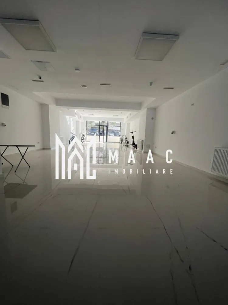 Spatiu Comercial | Zona Centrala | Kaufland | 156 MP - MAAC Imobiliare vă propune spre vânzare un spațiu comercial modern, situat în Ansamblul Rezidențial Central din Râmnicu Vâlcea, într-o zonă cu vizibilitate foarte bună și acces facil.

Imobilul are o suprafață utilă de 156 mp, fiind ideal pentru diverse activități comerciale sau de servicii (clinică medicală, birouri, showroom, salon, activități educaționale etc.).

Spațiul beneficiază de:

* Două intrări, oferind flexibilitate în organizare și flux operațional
* Două grupuri sanitare
* Amenajări moderne, realizate cu atenție la detalii
* Centrală termică proprie, pentru control eficient al costurilor
* Sistem de ventilație, asigurând un climat optim pentru desfășurarea activității

Poziționarea în cadrul unui ansamblu rezidențial central oferă acces la un vad comercial bun și potențial ridicat de dezvoltare a afacerii.

Pentru informații suplimentare sau programarea unei vizionări, echipa MAAC Imobiliare vă stă la dispoziție.

ID : CP2943236