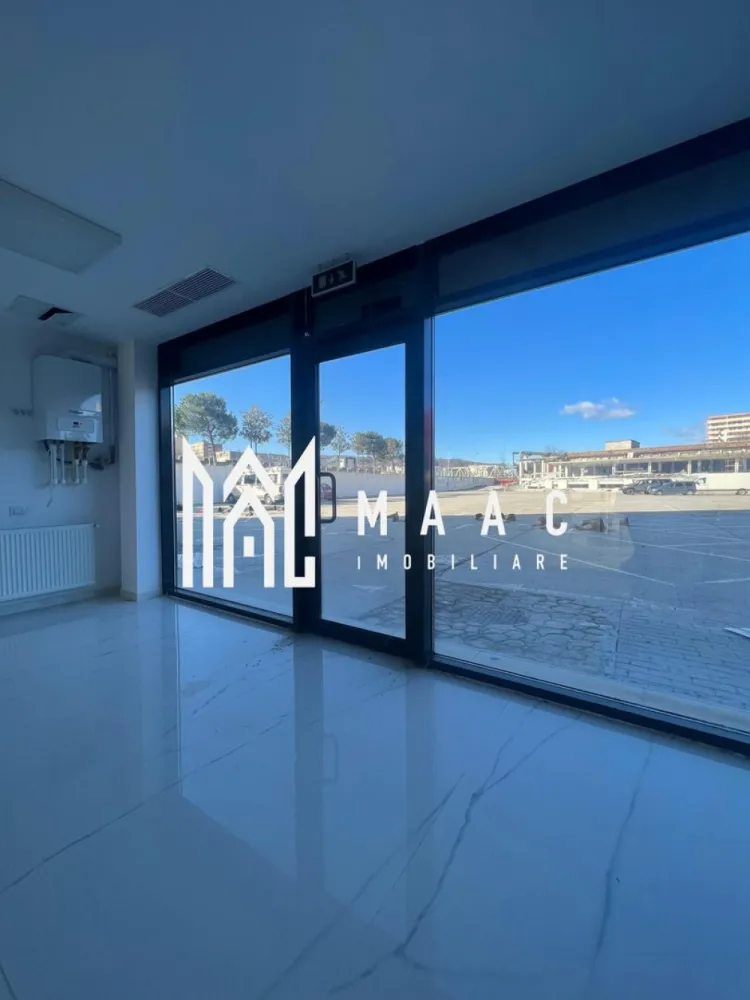 Spatiu Comercial | Zona Centrala | Kaufland | 156 MP - MAAC Imobiliare vă propune spre vânzare un spațiu comercial modern, situat în Ansamblul Rezidențial Central din Râmnicu Vâlcea, într-o zonă cu vizibilitate foarte bună și acces facil.

Imobilul are o suprafață utilă de 156 mp, fiind ideal pentru diverse activități comerciale sau de servicii (clinică medicală, birouri, showroom, salon, activități educaționale etc.).

Spațiul beneficiază de:

* Două intrări, oferind flexibilitate în organizare și flux operațional
* Două grupuri sanitare
* Amenajări moderne, realizate cu atenție la detalii
* Centrală termică proprie, pentru control eficient al costurilor
* Sistem de ventilație, asigurând un climat optim pentru desfășurarea activității

Poziționarea în cadrul unui ansamblu rezidențial central oferă acces la un vad comercial bun și potențial ridicat de dezvoltare a afacerii.

Pentru informații suplimentare sau programarea unei vizionări, echipa MAAC Imobiliare vă stă la dispoziție.

ID : CP2943236