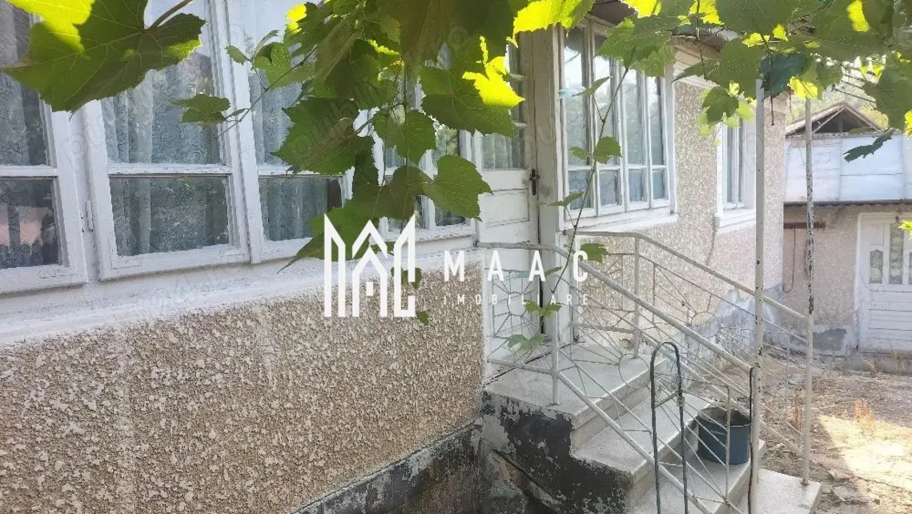 Casă bătrânească de vânzare – Comuna Livezi, Județul Vâlcea - MAAC Imobiliare propune spre vânzare o casă bătrânească situată într-o zonă liniștită, ideală pentru cei care își doresc traiul la țară sau o casă de vacanță aproape de natură.

📌 Detalii proprietate:

🏠 Suprafață casă: 80 mp

🗓 An construcție: 1980

🌳 Suprafață teren curte: 524 mp

🏚 Anexe gospodărești incluse

🌿 Grădină spațioasă – ideală pentru legume, flori sau pomi fructiferi

🌾 Teren agricol suplimentar: 50 ari (5.000 mp)

✅ Beneficii:

Zonă liniștită, perfectă pentru locuit permanent sau casă de vacanță

Ideală pentru gospodărie, agricultură sau investiție

Utilități disponibile în zonă

Acces facil

O proprietate cu potențial, potrivită pentru cei care apreciază liniștea, aerul curat și spațiul generos.

📞 Pentru mai multe detalii sau programarea unei vizionări, nu ezitați să ne contactați!