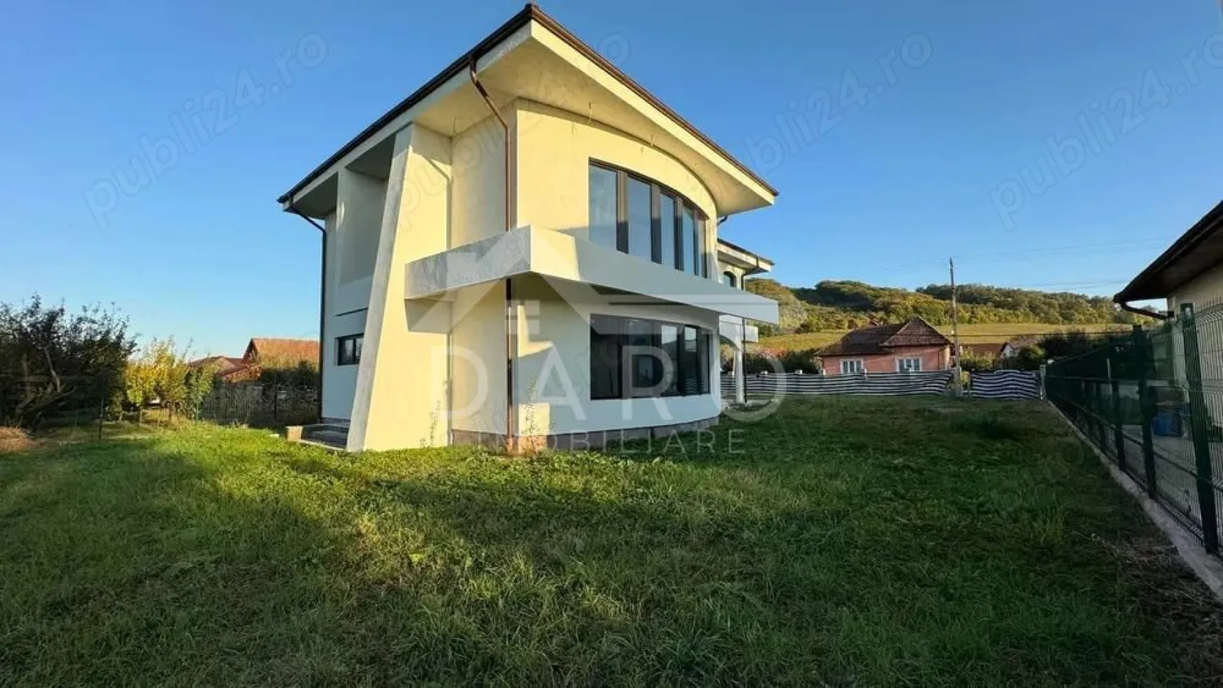 🏡 Casă P+1E+Pod de vânzare | 325 mp utili | Teren 700 mp | - 🏡 Casă P+1E+Pod de vânzare | 325 mp utili | Teren 700 mp | Sângeorgiu de Mureș – Str. Tofalău
Proprietate premium situată într-o zonă liniștită, exclusiv de case, cu aer curat și priveliște frumoasă. Ideală pentru o familie care își dorește spațiu, confort și intimitate.
📐 Suprafață utilă: 325 mp
🌳 Suprafață teren: 700 mp
🏗 Regim de înălțime: P+1E+Pod
📅 Finalizată: 2023
✔ Racordată la apă, curent și gaz
Construcție și dotări
✔ Zidărie din cărămidă
✔ Țiglă ceramică
✔ Ferestre Barrier 80
✔ Feronerie Roto NT Titan
✔ Izolație de calitate superioară
✔ Pod cu spațiu generos pentru depozitare
Compartimentare
Parter:
Living 40 mp cu acces pe terasă
Bucătărie 15 mp
Dormitor oaspeți 18 mp
Baie 7 mp
Cameră tehnică 6,5 mp
Etaj:
Dormitor matrimonial 38 mp cu 2 terase, baie proprie (9 mp) și dressing (5 mp)
Dormitor 30 mp cu terasă, baie proprie (8 mp) și dressing (5 mp)
Hol 12 mp
Pod: spațiu generos pentru depozitare
📍 Zonă liniștită – Sângeorgiu de Mureș, Strada Tofalău
💎 Proprietate ideală pentru locuință premium, într-o zonă în plină dezvoltare.
🤝 Proprietate promovată prin DARO Imobiliare
💳 Vrei să cumperi această proprietate și ai nevoie de finanțare?
Prin Kiwi Finance beneficiezi de:
✔ analiză GRATUITĂ a eligibilității
✔ oferte de la peste 12 bănci
✔ negocierea dobânzii
✔ suport complet până la semnarea contractului
📞 Detalii și vizionări:
Coman Maria – DARO Imobiliare & Kiwi Finance
📱 0749 535 729
🔑 DARO Imobiliare – găsim proprietatea potrivită
💳 Kiwi Finance – obținem creditul pentru a o cumpă