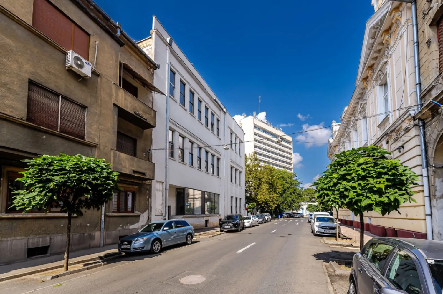 Clădire ultracentrală de vânzare Bulevardul Decebal Comision 0 - Comision 0%
Vă prezint în exclusivitate o oportunitate rară de achiziție a unei clădiri emblematice, situată pe cea mai bună și mai căutată arteră din Arad – Bulevardul Decebal.

✔ Regim de înălțime: demisol + parter + etaj 1 și 2
✔ Suprafață total construită: 1.900 mp
✔ Exterior complet renovat: fațadă și acoperiș tip terasă refăcute integral
✔ Interior open space – doar stâlpi și grinzi de susținere, ușor adaptabil oricărui tip de proiect
✔ Flexibilitate maximă pentru recompartimentare și personalizare

Această proprietate reprezintă o valoare de investiție unică, potrivită pentru:
 • Sediu de firmă sau instituție
 • Centru de birouri moderne
 • Clinici medicale, centre educaționale
 • Spații comerciale premium

Locația face diferența: poziționarea ultracentrală, pe cel mai valoros bulevard al Aradului, garantează vizibilitate maximă, prestigiu și acces facil.

📍 O clădire care poate deveni fundamentul unui business de succes, exact în inima orașului.

📞 Pentru detalii și programarea unei vizionări:
Blaga Flavius – 0754467525 Consultant imobiliar acreditat APAIR (Asociația Profesională a Agenților Imobiliari din România)

Nu dispui de toată suma? Te ajutăm noi gratuit! Îți obținem oferte de la 16 bănci.
Ai o proprietate de vânzare în Arad și vrei să știi cât valorează cu adevărat?

Birou: ACASĂ | Agenție imobiliară Arad
Adresă: Bulevardul Decebal 2, Arad 310133