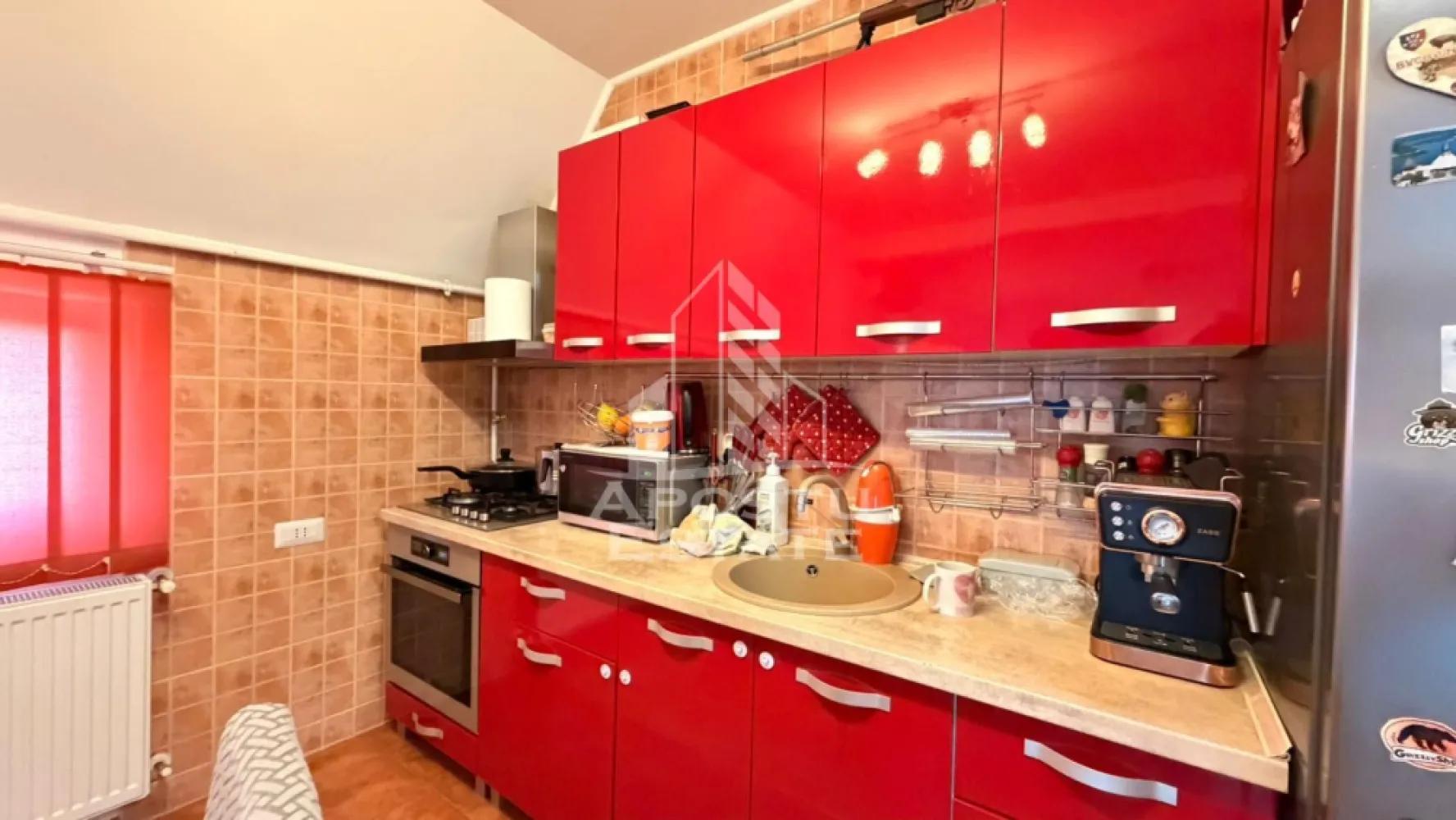 Apartament de vânzare cu 2 camere in zona Lugojului, Timisoara - Agentia imobiliara APOSTU ESTATE va propune spre vanzare un apartament cu 2 camere, situat in zona Lugojului, ideal atat pentru locuinta proprie, cat si pentru investitie.

Apartamentul este amplasat la mansarda unui bloc anvelopat, construit in anul 2014 din BCA. Beneficiaza de o suprafata utila de 51,5 mp, un balcon de 4 mp si un pod propriu de aproximativ 40 mp, ideal pentru depozitare.

Compartimentare:
• Living
• Dormitor
• Bucatarie
• Baie
• Balcon de 4 mp

Caracteristici si dotari:
• Suprafata utila: 51,5 mp
• Balcon: 4 mp
• Mansarda cu geamuri clasice (fara Velux)
• Pod propriu de aproximativ 40 mp
• Bloc anvelopat
• Constructie din BCA
• An constructie: 2014
• Centrala termica proprie pe gaz
• Aer conditionat
• Se vinde complet mobilat si utilat

Vecinatati:
• Lidl
• Profi
• Mijloace de transport in comun

Apartamentul ofera confort, spatii de depozitare generoase si acces rapid catre principalele puncte de interes ale orasului.

Pretul de vanzare este de 86.000 euro.

Pentru mai multe detalii si programarea unei vizionari, va stam cu drag la dispozitie.

Agentia imobiliara Apostu Estate va ofera consultanta bancara gratuita prin intermediul colaboratorilor nostri pentru alegerea celui mai potrivit tip de credit, astfel incat tu sa devi noul proprietar al acestui apartament.
CP3206925