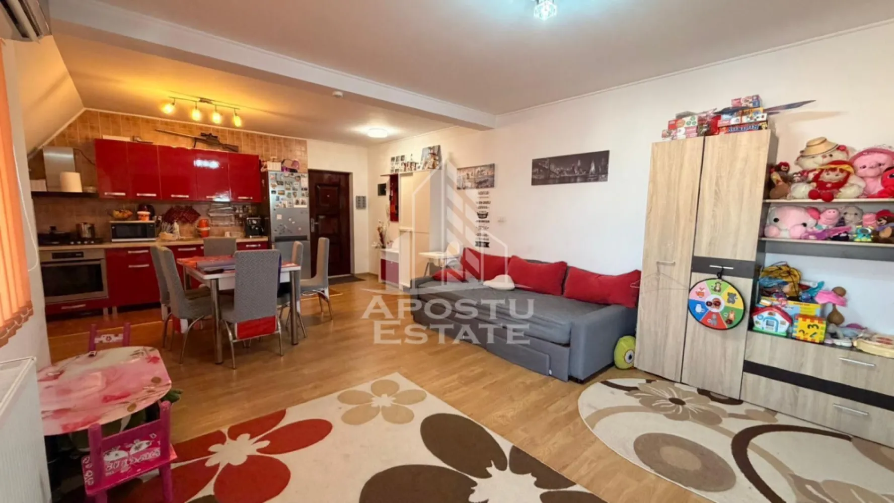 Apartament de vânzare cu 2 camere in zona Lugojului, Timisoara - Agentia imobiliara APOSTU ESTATE va propune spre vanzare un apartament cu 2 camere, situat in zona Lugojului, ideal atat pentru locuinta proprie, cat si pentru investitie.

Apartamentul este amplasat la mansarda unui bloc anvelopat, construit in anul 2014 din BCA. Beneficiaza de o suprafata utila de 51,5 mp, un balcon de 4 mp si un pod propriu de aproximativ 40 mp, ideal pentru depozitare.

Compartimentare:
• Living
• Dormitor
• Bucatarie
• Baie
• Balcon de 4 mp

Caracteristici si dotari:
• Suprafata utila: 51,5 mp
• Balcon: 4 mp
• Mansarda cu geamuri clasice (fara Velux)
• Pod propriu de aproximativ 40 mp
• Bloc anvelopat
• Constructie din BCA
• An constructie: 2014
• Centrala termica proprie pe gaz
• Aer conditionat
• Se vinde complet mobilat si utilat

Vecinatati:
• Lidl
• Profi
• Mijloace de transport in comun

Apartamentul ofera confort, spatii de depozitare generoase si acces rapid catre principalele puncte de interes ale orasului.

Pretul de vanzare este de 86.000 euro.

Pentru mai multe detalii si programarea unei vizionari, va stam cu drag la dispozitie.

Agentia imobiliara Apostu Estate va ofera consultanta bancara gratuita prin intermediul colaboratorilor nostri pentru alegerea celui mai potrivit tip de credit, astfel incat tu sa devi noul proprietar al acestui apartament.
CP3206925