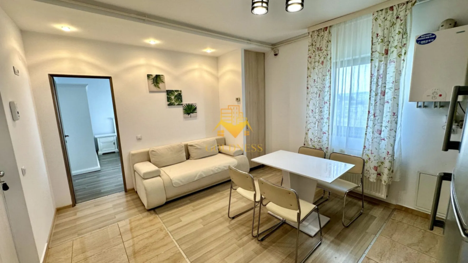 2 camere, Europa, Eugen Ionesco, Calea Turzii, Parcare - GOLDNESS Imobiliare vă propune spre închiriere un apartament cu 2 camere complet mobilat și utilat, la etajul 3 într-un imobil de 4 etaje, în Cartierul Europa
Dispune de loc de parcare!
Se află în apropierea stațiilor de transport în comun, magazine, restaurante, spații verzi, farmacii, etc. 

Apartamentul este compartimentat astfel:
 - dormitor cu pat matrimonial, dressing, noptiere
 - living cu canapea extensibilă 
 - bucătărie open space complet utilată și mobilată, loc de servit masa 
 - baie cu cada, calorifer port prosop și dulap pentru depozitare.

Imobilul este dotat cu toate cele necesare- centrală proprie, frigider, aragaz, hotă, mașină de spălat haine, etc. 

Dacă sunteți interesați de acest apartament și doriți să îl vizionați, dar și pentru alte oferte nu ezitați să ne contactați telefonic sau prin e-mail. Vă stăm la dispoziție!
Pentru intermediere se percepe un comision de 50% din prețul chiriei!