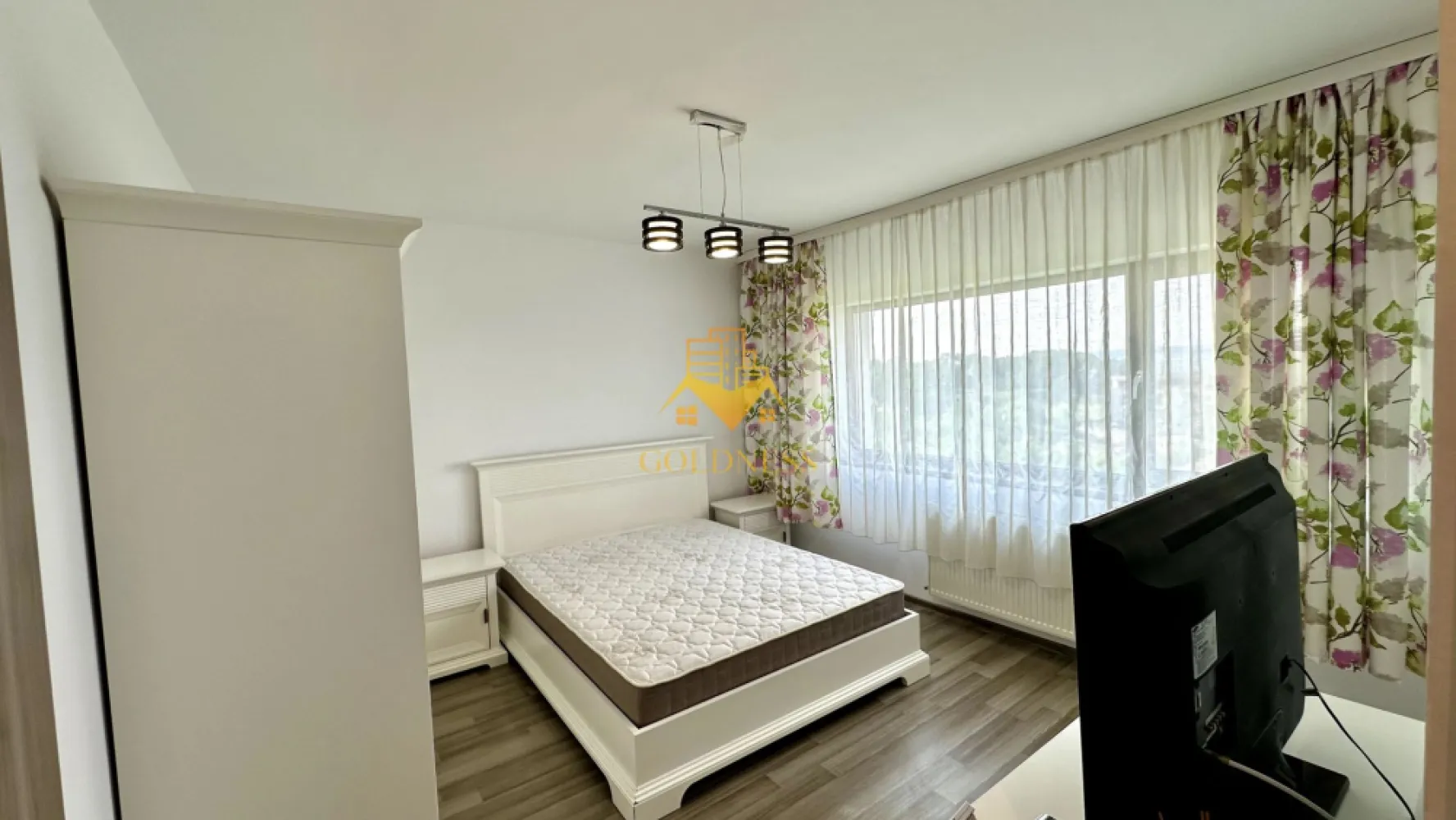 2 camere, Europa, Eugen Ionesco, Calea Turzii, Parcare - GOLDNESS Imobiliare vă propune spre închiriere un apartament cu 2 camere complet mobilat și utilat, la etajul 3 într-un imobil de 4 etaje, în Cartierul Europa
Dispune de loc de parcare!
Se află în apropierea stațiilor de transport în comun, magazine, restaurante, spații verzi, farmacii, etc. 

Apartamentul este compartimentat astfel:
 - dormitor cu pat matrimonial, dressing, noptiere
 - living cu canapea extensibilă 
 - bucătărie open space complet utilată și mobilată, loc de servit masa 
 - baie cu cada, calorifer port prosop și dulap pentru depozitare.

Imobilul este dotat cu toate cele necesare- centrală proprie, frigider, aragaz, hotă, mașină de spălat haine, etc. 

Dacă sunteți interesați de acest apartament și doriți să îl vizionați, dar și pentru alte oferte nu ezitați să ne contactați telefonic sau prin e-mail. Vă stăm la dispoziție!
Pentru intermediere se percepe un comision de 50% din prețul chiriei!