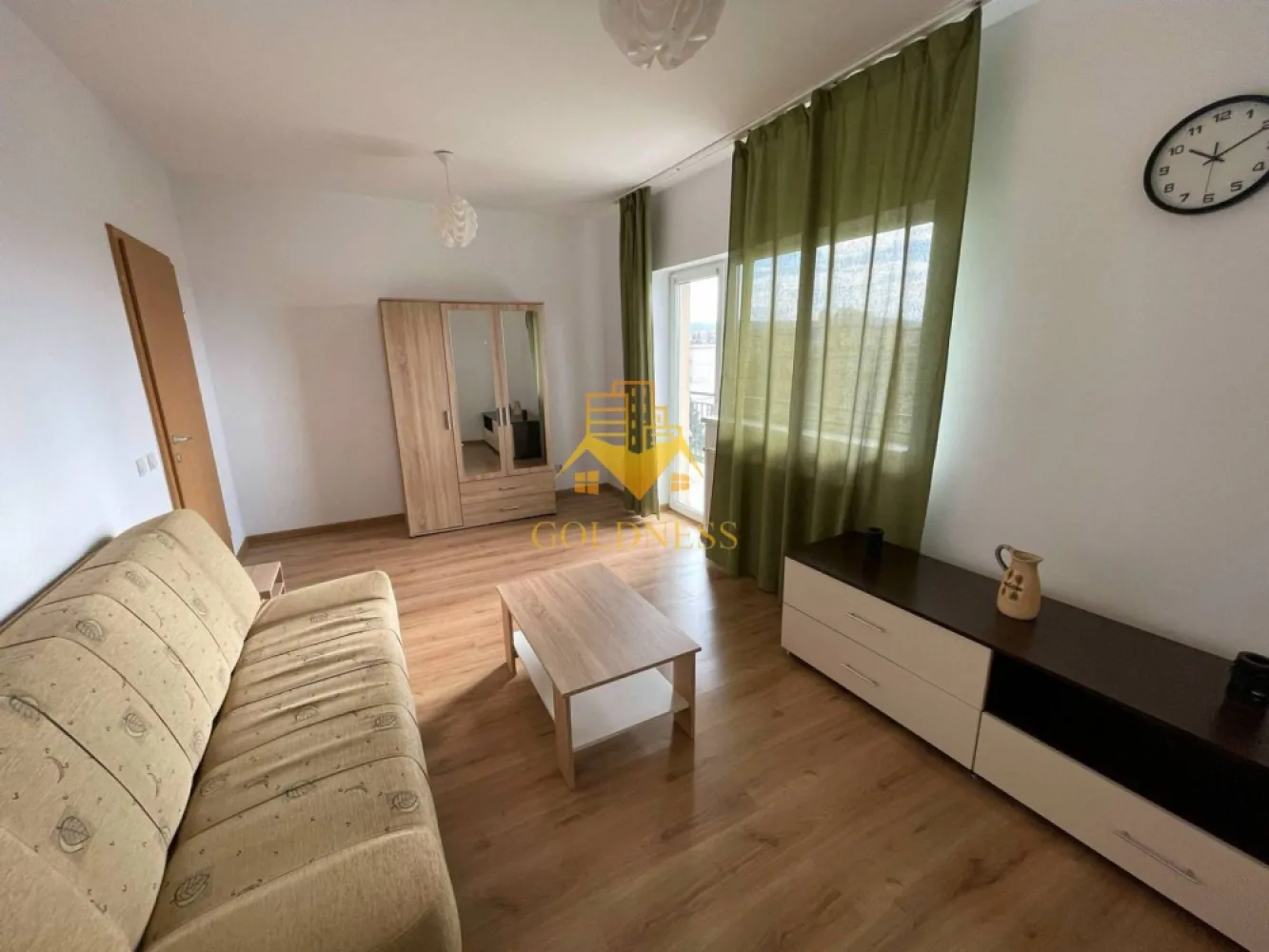 1 camera 50mp, Zorilor, UMF, USAMV, UTCN, Observatorului - GOLDNESS Imobiliare vă propune spre închiriere un apartament cu 1 camere complet mobilat și utilat, la etajul 5 într-un imobil de 6 etaje, în Cartierul Zorilor.
Se află în apropierea stațiilor de transport în comun, magazine, restaurante, spații verzi, farmacii, etc. 

Apartamentul este compartimentat astfel:
 - camera cu canapea extensibilă 
 - bucătărie complet utilată și mobilată, loc de servit masa 
 - baie cu cada, calorifer port prosop și dulap pentru depozitare.
 - balcon 5mp.
 - dressing separat

5-10 minute de mers pe jos pana la UMF/USAMV

Imobilul este dotat cu toate cele necesare- centrală proprie, frigider, aragaz, hotă, mașină de spălat haine, etc. 

Dacă sunteți interesați de acest apartament și doriți să îl vizionați, dar și pentru alte oferte nu ezitați să ne contactați telefonic sau prin e-mail. Vă stăm la dispoziție!
Pentru intermediere se percepe un comision de 50% din prețul chiriei!
