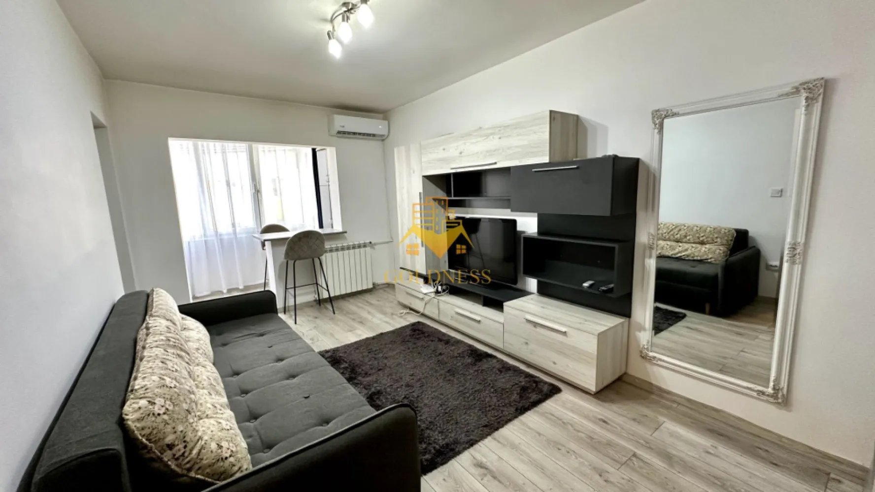 1 camera decomandată, Marasti, București, Lidl, The Office - GOLDNESS Imobiliare vă propune spre închiriere un apartament cu 1 camere complet mobilat și utilat, la etajul 4 într-un imobil de 4 etaje, în Cartierul Marasti. 
Se află în apropierea stațiilor de transport în comun, magazine, restaurante, spații verzi, farmacii, etc. 

Apartamentul este compartimentat astfel:
 - camera cu pat matrimonial, dressing, noptiere
 - bucătărie complet utilată și mobilată, loc de servit masa 
 - baie cu cabina de dus, calorifer port prosop și dulap pentru depozitare.
 - balcon închis 3mp

Imobilul este dotat cu toate cele necesare- termoficare, frigider, aragaz, hotă, mașină de spălat haine, etc. 

Dacă sunteți interesați de acest apartament și doriți să îl vizionați, dar și pentru alte oferte nu ezitați să ne contactați telefonic sau prin e-mail. Vă stăm la dispoziție!
Pentru intermediere se percepe un comision de 50% din prețul chiriei!