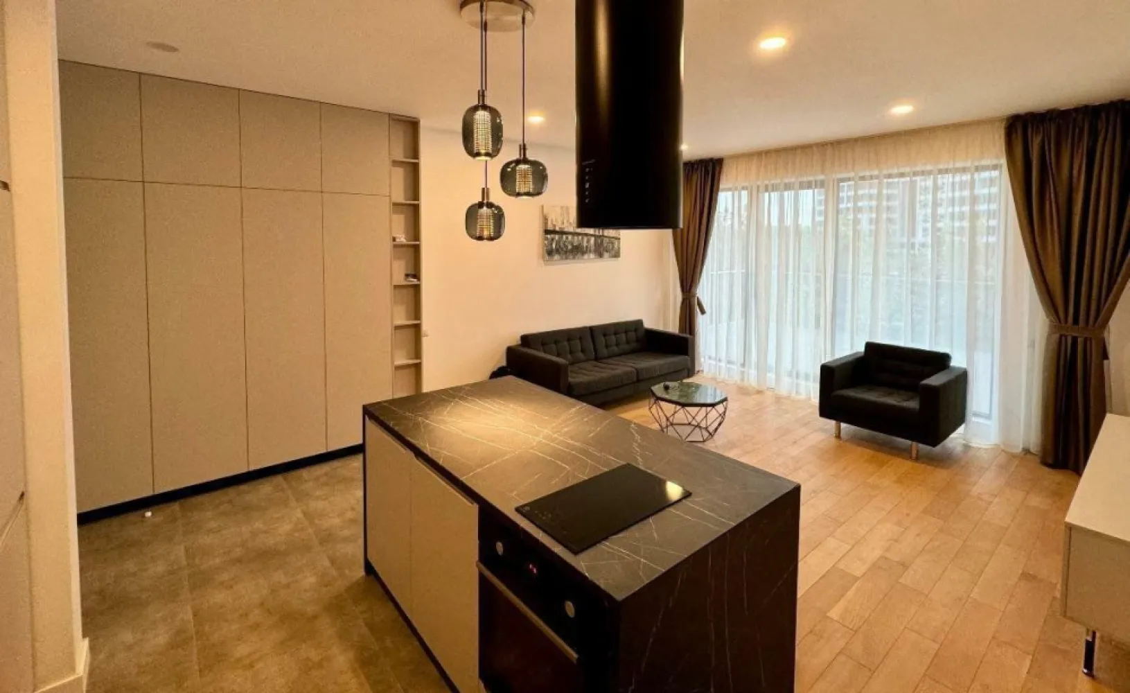 One Timpuri Noi ap 2 cam terasa 35 mp si loc parcare. - Agenția imobiliara BRASADAS inchiriaza apartament aflat in Complexul Rezidential One Timpuri Noi, la 3 minute de mers pe jos de statia de metrou Timpuri Noi si la 15 minute de Parcul Tineretului, intr-o zona foarte buna, cu acces facil catre toate punctele de interes din zona, parcuri, centre comerciale, piata, supermarketuri, restaurante, cafenele, facultati, scoli si gradinite.

Apartamentul se afla intr-un bloc nou, finalizat in anul 2024, la etajul 1 din 11, cu o suprafata construita de 65 mp + o terasa generoasa de 35 mp, semidecomandat, living spatios si luminos, dormitor cu pat matrimonial, spatii de depozitare, bucatarie open space, complet mobilata si utilata cu aparatura electrocasnica de cea mai buna calitate, maşină de spălat vase, baie cu cada, masina de spalat, terasa.

Dispune de centrala proprie, incalzire in pardoseala si aer conditionat.

Pretul include loc de parcare la subteran.

Www.brasadas.com.