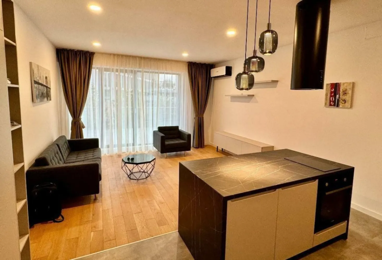 One Timpuri Noi ap 2 cam terasa 35 mp si loc parcare. - Agenția imobiliara BRASADAS inchiriaza apartament aflat in Complexul Rezidential One Timpuri Noi, la 3 minute de mers pe jos de statia de metrou Timpuri Noi si la 15 minute de Parcul Tineretului, intr-o zona foarte buna, cu acces facil catre toate punctele de interes din zona, parcuri, centre comerciale, piata, supermarketuri, restaurante, cafenele, facultati, scoli si gradinite.

Apartamentul se afla intr-un bloc nou, finalizat in anul 2024, la etajul 1 din 11, cu o suprafata construita de 65 mp + o terasa generoasa de 35 mp, semidecomandat, living spatios si luminos, dormitor cu pat matrimonial, spatii de depozitare, bucatarie open space, complet mobilata si utilata cu aparatura electrocasnica de cea mai buna calitate, maşină de spălat vase, baie cu cada, masina de spalat, terasa.

Dispune de centrala proprie, incalzire in pardoseala si aer conditionat.

Pretul include loc de parcare la subteran.

Www.brasadas.com.