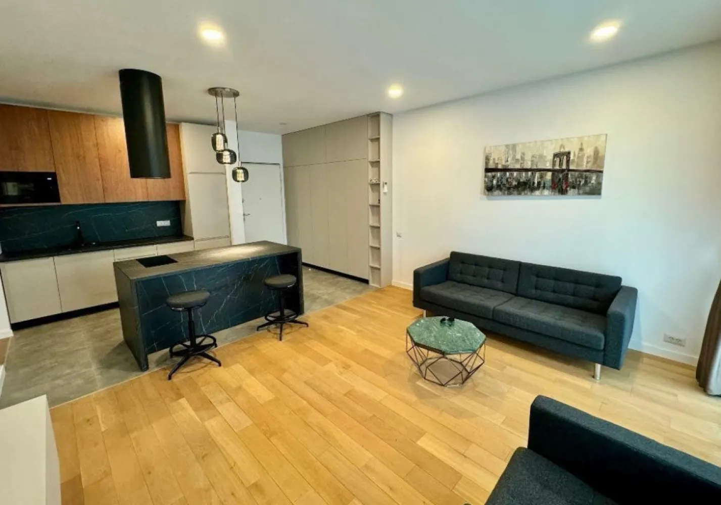 One Timpuri Noi ap 2 cam terasa 35 mp si loc parcare. - Agenția imobiliara BRASADAS inchiriaza apartament aflat in Complexul Rezidential One Timpuri Noi, la 3 minute de mers pe jos de statia de metrou Timpuri Noi si la 15 minute de Parcul Tineretului, intr-o zona foarte buna, cu acces facil catre toate punctele de interes din zona, parcuri, centre comerciale, piata, supermarketuri, restaurante, cafenele, facultati, scoli si gradinite.

Apartamentul se afla intr-un bloc nou, finalizat in anul 2024, la etajul 1 din 11, cu o suprafata construita de 65 mp + o terasa generoasa de 35 mp, semidecomandat, living spatios si luminos, dormitor cu pat matrimonial, spatii de depozitare, bucatarie open space, complet mobilata si utilata cu aparatura electrocasnica de cea mai buna calitate, maşină de spălat vase, baie cu cada, masina de spalat, terasa.

Dispune de centrala proprie, incalzire in pardoseala si aer conditionat.

Pretul include loc de parcare la subteran.

Www.brasadas.com.