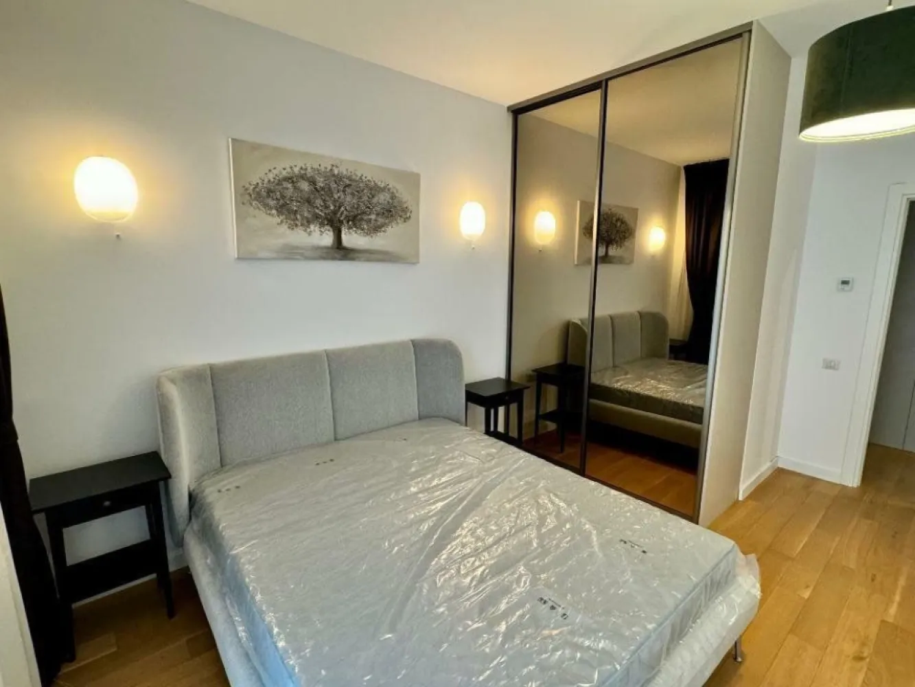 One Timpuri Noi ap 2 cam terasa 35 mp si loc parcare. - Agenția imobiliara BRASADAS inchiriaza apartament aflat in Complexul Rezidential One Timpuri Noi, la 3 minute de mers pe jos de statia de metrou Timpuri Noi si la 15 minute de Parcul Tineretului, intr-o zona foarte buna, cu acces facil catre toate punctele de interes din zona, parcuri, centre comerciale, piata, supermarketuri, restaurante, cafenele, facultati, scoli si gradinite.

Apartamentul se afla intr-un bloc nou, finalizat in anul 2024, la etajul 1 din 11, cu o suprafata construita de 65 mp + o terasa generoasa de 35 mp, semidecomandat, living spatios si luminos, dormitor cu pat matrimonial, spatii de depozitare, bucatarie open space, complet mobilata si utilata cu aparatura electrocasnica de cea mai buna calitate, maşină de spălat vase, baie cu cada, masina de spalat, terasa.

Dispune de centrala proprie, incalzire in pardoseala si aer conditionat.

Pretul include loc de parcare la subteran.

Www.brasadas.com.