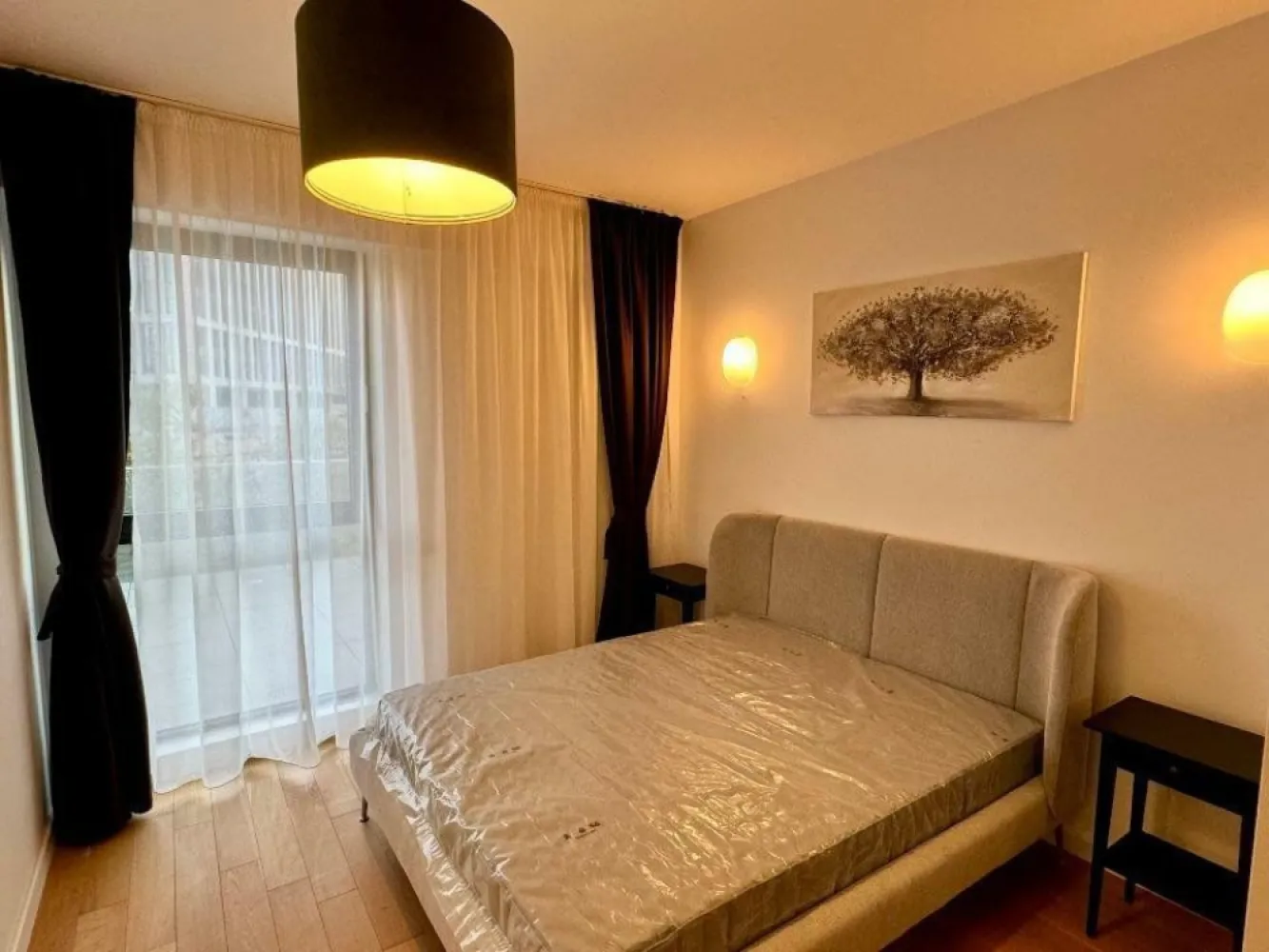 One Timpuri Noi ap 2 cam terasa 35 mp si loc parcare. - Agenția imobiliara BRASADAS inchiriaza apartament aflat in Complexul Rezidential One Timpuri Noi, la 3 minute de mers pe jos de statia de metrou Timpuri Noi si la 15 minute de Parcul Tineretului, intr-o zona foarte buna, cu acces facil catre toate punctele de interes din zona, parcuri, centre comerciale, piata, supermarketuri, restaurante, cafenele, facultati, scoli si gradinite.

Apartamentul se afla intr-un bloc nou, finalizat in anul 2024, la etajul 1 din 11, cu o suprafata construita de 65 mp + o terasa generoasa de 35 mp, semidecomandat, living spatios si luminos, dormitor cu pat matrimonial, spatii de depozitare, bucatarie open space, complet mobilata si utilata cu aparatura electrocasnica de cea mai buna calitate, maşină de spălat vase, baie cu cada, masina de spalat, terasa.

Dispune de centrala proprie, incalzire in pardoseala si aer conditionat.

Pretul include loc de parcare la subteran.

Www.brasadas.com.