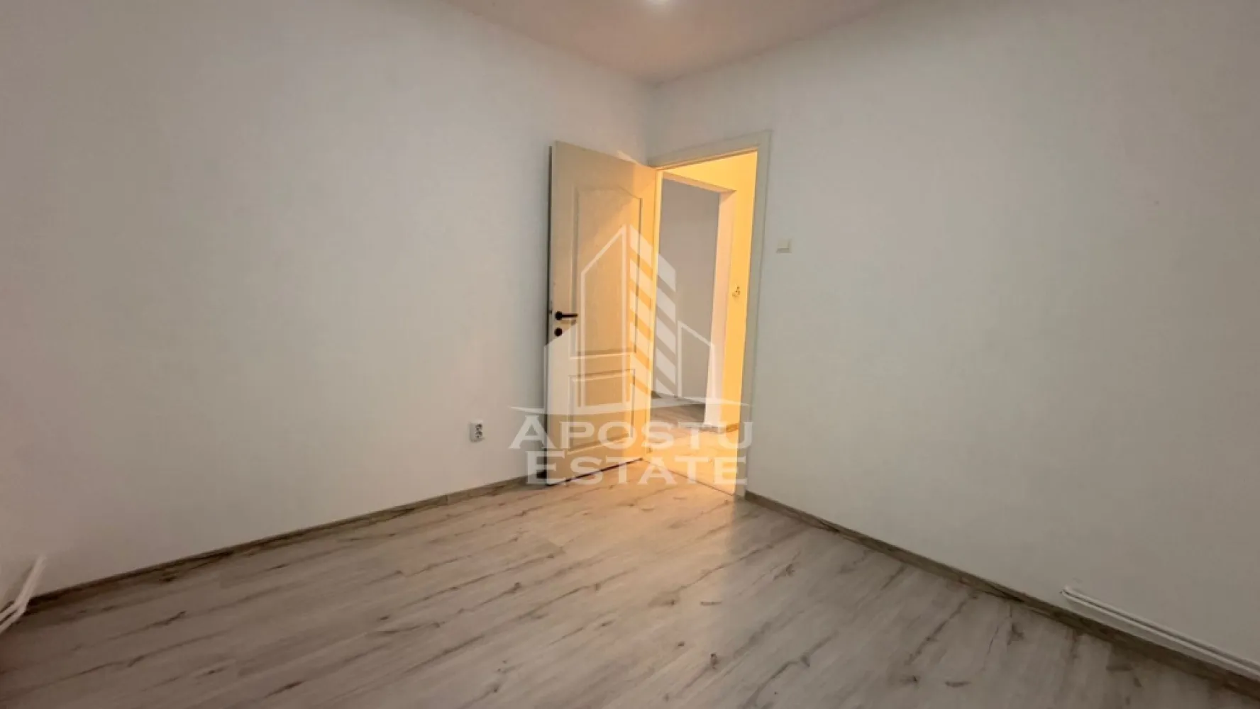 Apartament cu 2 camere de vanzare in zona Sagului, Timisoara - Agentia imobiliara APOSTU ESTATE va propune spre vanzare un apartament cu 2 camere, semidecomandat, situat in zona Sagului, ideal atat pentru locuinta proprie, cat si pentru investitie.

Apartamentul este amplasat la parter si dispune de o suprafata utila de 40 mp, avand vedere pe spatele blocului, ceea ce ofera un plus de liniste si intimitate.

Compartimentare:
• Living
• Dormitor
• Bucatarie
• Debara
• Baie cu cada si geam pentru aerisire naturala

Caracteristici si dotari:
• Suprafata utila: 40 mp
• Parter
• Compartimentare semidecomandata
• Centrala termica proprie
• Vedere pe spatele blocului
• Fara balcon

Vecinatati:
• Kaufland
• Mega Image
• Profi
• Pepco
• Mijloace de transport in comun

Apartamentul beneficiaza de o compartimentare practica si de o amplasare excelenta, cu acces rapid catre magazine, centre comerciale si mijloace de transport in comun.

Pentru mai multe detalii si programarea unei vizionari, va stam cu drag la dispozitie.

Agentia imobiliara Apostu Estate va ofera consultanta bancara gratuita prin intermediul colaboratorilor nostri pentru alegerea celui mai potrivit tip de credit, astfel incat tu sa devi noul proprietar al acestui apartament.
CP3206937