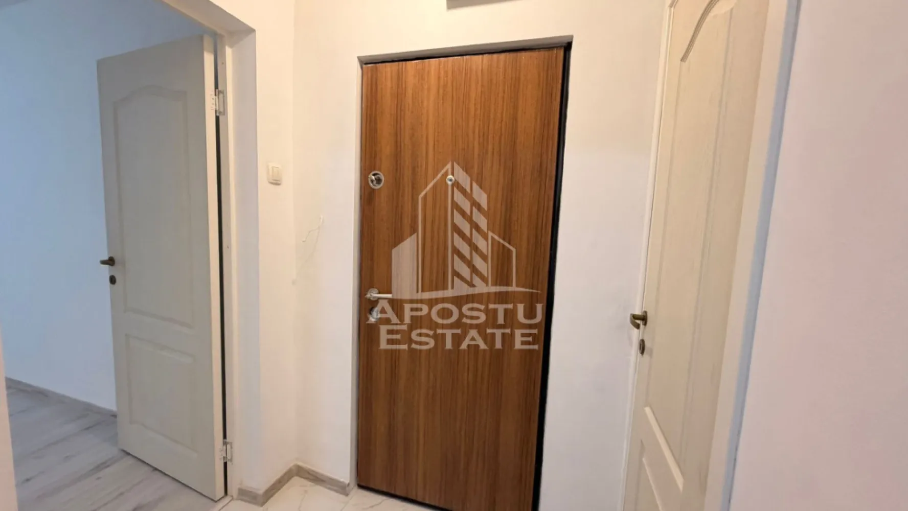 Apartament cu 2 camere de vanzare in zona Sagului, Timisoara - Agentia imobiliara APOSTU ESTATE va propune spre vanzare un apartament cu 2 camere, semidecomandat, situat in zona Sagului, ideal atat pentru locuinta proprie, cat si pentru investitie.

Apartamentul este amplasat la parter si dispune de o suprafata utila de 40 mp, avand vedere pe spatele blocului, ceea ce ofera un plus de liniste si intimitate.

Compartimentare:
• Living
• Dormitor
• Bucatarie
• Debara
• Baie cu cada si geam pentru aerisire naturala

Caracteristici si dotari:
• Suprafata utila: 40 mp
• Parter
• Compartimentare semidecomandata
• Centrala termica proprie
• Vedere pe spatele blocului
• Fara balcon

Vecinatati:
• Kaufland
• Mega Image
• Profi
• Pepco
• Mijloace de transport in comun

Apartamentul beneficiaza de o compartimentare practica si de o amplasare excelenta, cu acces rapid catre magazine, centre comerciale si mijloace de transport in comun.

Pentru mai multe detalii si programarea unei vizionari, va stam cu drag la dispozitie.

Agentia imobiliara Apostu Estate va ofera consultanta bancara gratuita prin intermediul colaboratorilor nostri pentru alegerea celui mai potrivit tip de credit, astfel incat tu sa devi noul proprietar al acestui apartament.
CP3206937