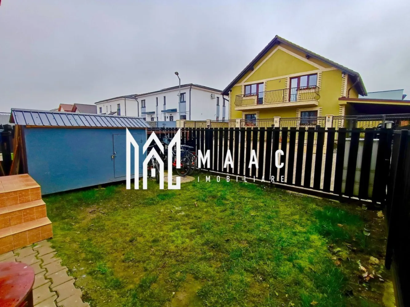Cvadruplex | 84Mp | Cartierul Arhitecților - MAAC-imobiliare vă propune spre vânzare o casă de tip quadruplex la un preț avantajos, situată într-o zonă liniștită, ideală pentru familie, investiție ,sau oricine își dorește liniște,confort, spații verzi în apropiere,și priveliște superbă!

Compartimentare:
Parter:
-living
 -bucătărie open-space
-cămară și încă o încăpere nefinalizată pentru baie/depozitare.

Etaj: 
-baie
-3 dormitoare,din care ,două dormitoare cu acces la un balcon deschis de 4 mp²

Proprietatea este organizată eficient, dispune de curte 30mp², locuri de parcare ,și, se vinde mobilată sau nemobilată, în funcție de preferințele viitorului proprietar.

Pentru vizionări sau mai multe detalii contactați-ne și specificați codul proprietății-ID: CP2841243.