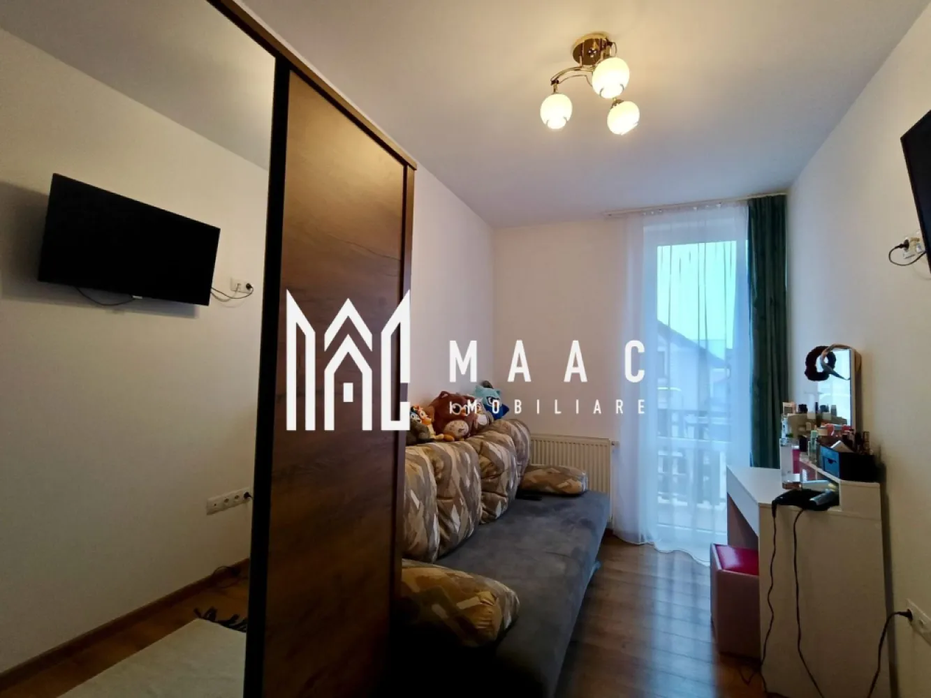 Cvadruplex | 84Mp | Cartierul Arhitecților - MAAC-imobiliare vă propune spre vânzare o casă de tip quadruplex la un preț avantajos, situată într-o zonă liniștită, ideală pentru familie, investiție ,sau oricine își dorește liniște,confort, spații verzi în apropiere,și priveliște superbă!

Compartimentare:
Parter:
-living
 -bucătărie open-space
-cămară și încă o încăpere nefinalizată pentru baie/depozitare.

Etaj: 
-baie
-3 dormitoare,din care ,două dormitoare cu acces la un balcon deschis de 4 mp²

Proprietatea este organizată eficient, dispune de curte 30mp², locuri de parcare ,și, se vinde mobilată sau nemobilată, în funcție de preferințele viitorului proprietar.

Pentru vizionări sau mai multe detalii contactați-ne și specificați codul proprietății-ID: CP2841243.
