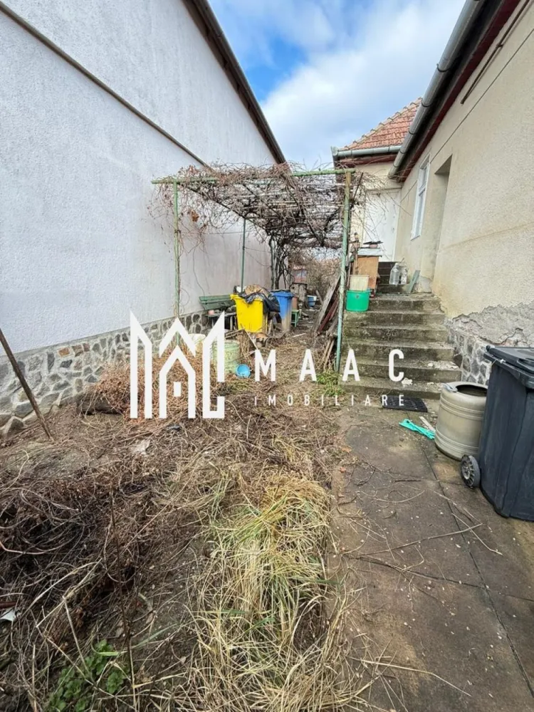 Casa individuala 3 camere | Pivnita | Pod | Curte | Lupeni - MAAC Imobiliare va propune spre vanzare o casa individuala, cu structura buna, care prezinta potential intr-o zona linistita si cautata de case, mai exact in cartierul Lupeni (la 7-8 minute de mers cu masina de centrul orasului).

Locuinta este alcatuita din doua corpuri lipite, cea din fata fiind construita in 1936 si cea din spate in 1983. 

Configuratie: antreu cu acces in pod, living, dormitor, hol, dormitor, bucatarie, baie cu geam, debara. Orientare SUDICA.

Pivnita este la stadiul de rosu si pot fi amenajate 2 incaperi spatioase. Deasupra este placa de beton.

Podul este desfasurat doar pe corpul din fata.

Incalzirea se face cu sobe pe gaz, iar apa si canalizarea sunt de la retea.

Instalatiile trebuie schimbate si casa necesita renovare.

Acces auto.

Pentru mai multe detalii precizati telefonic ca ati vazut anuntul cu ID: CP2942723