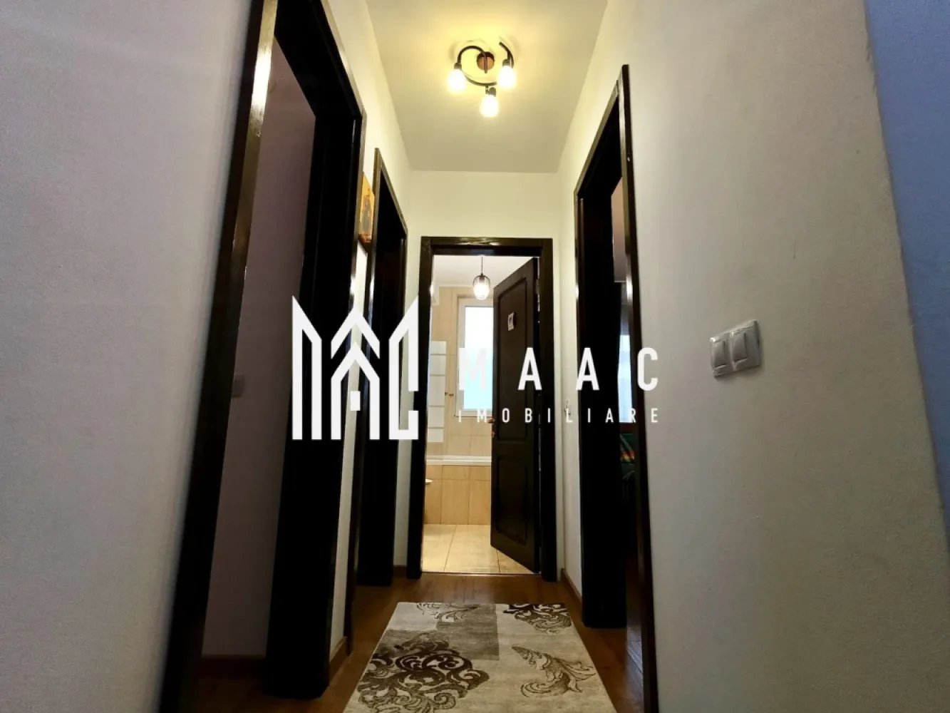 Cvadruplex | 84Mp | Cartierul Arhitecților - MAAC-imobiliare vă propune spre vânzare o casă de tip quadruplex la un preț avantajos, situată într-o zonă liniștită, ideală pentru familie, investiție ,sau oricine își dorește liniște,confort, spații verzi în apropiere,și priveliște superbă!

Compartimentare:
Parter:
-living
 -bucătărie open-space
-cămară și încă o încăpere nefinalizată pentru baie/depozitare.

Etaj: 
-baie
-3 dormitoare,din care ,două dormitoare cu acces la un balcon deschis de 4 mp²

Proprietatea este organizată eficient, dispune de curte 30mp², locuri de parcare ,și, se vinde mobilată sau nemobilată, în funcție de preferințele viitorului proprietar.

Pentru vizionări sau mai multe detalii contactați-ne și specificați codul proprietății-ID: CP2841243.