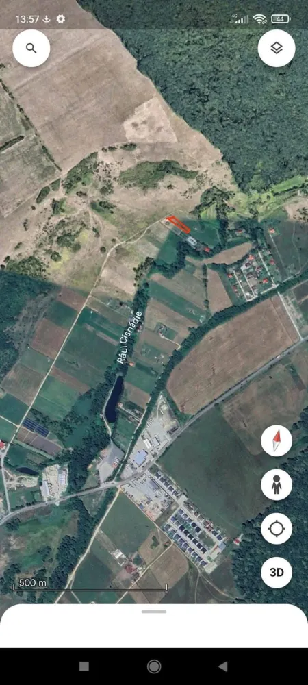 De vânzare 3 parcele de teren dezmembrate și intabulate în Cisnădie – oportunitate excelentă! - Suprafață utilă de 477 mp, iar suprafața totală este de 577 mp pentru fiecare parcelă, incluzând și cota parte din drumul de acces privat. Drumul este deja realizat și fiecare proprietar deține cota sa parte, ceea ce asigură acces facil și proprietate clară.Terenul este complet drept, nu necesită lucrări de îndreptare sau investiții suplimentare și nu se află în zonă cu risc de inundații. Este ideal pentru construirea unei locuințe moderne sau ca investiție sigură.📍 Localizare: în orașul Cisnădie, zonă în dezvoltare, liniștită și cu acces rapid către Sibiu.💶 Preț: 19.500 euro/parcela(cu cota de drum inclusă în preț)Pentru cei care caută un teren bine poziționat, fără riscuri și la un preț accesibil, aceste parcele reprezintă o alegere excelentă.