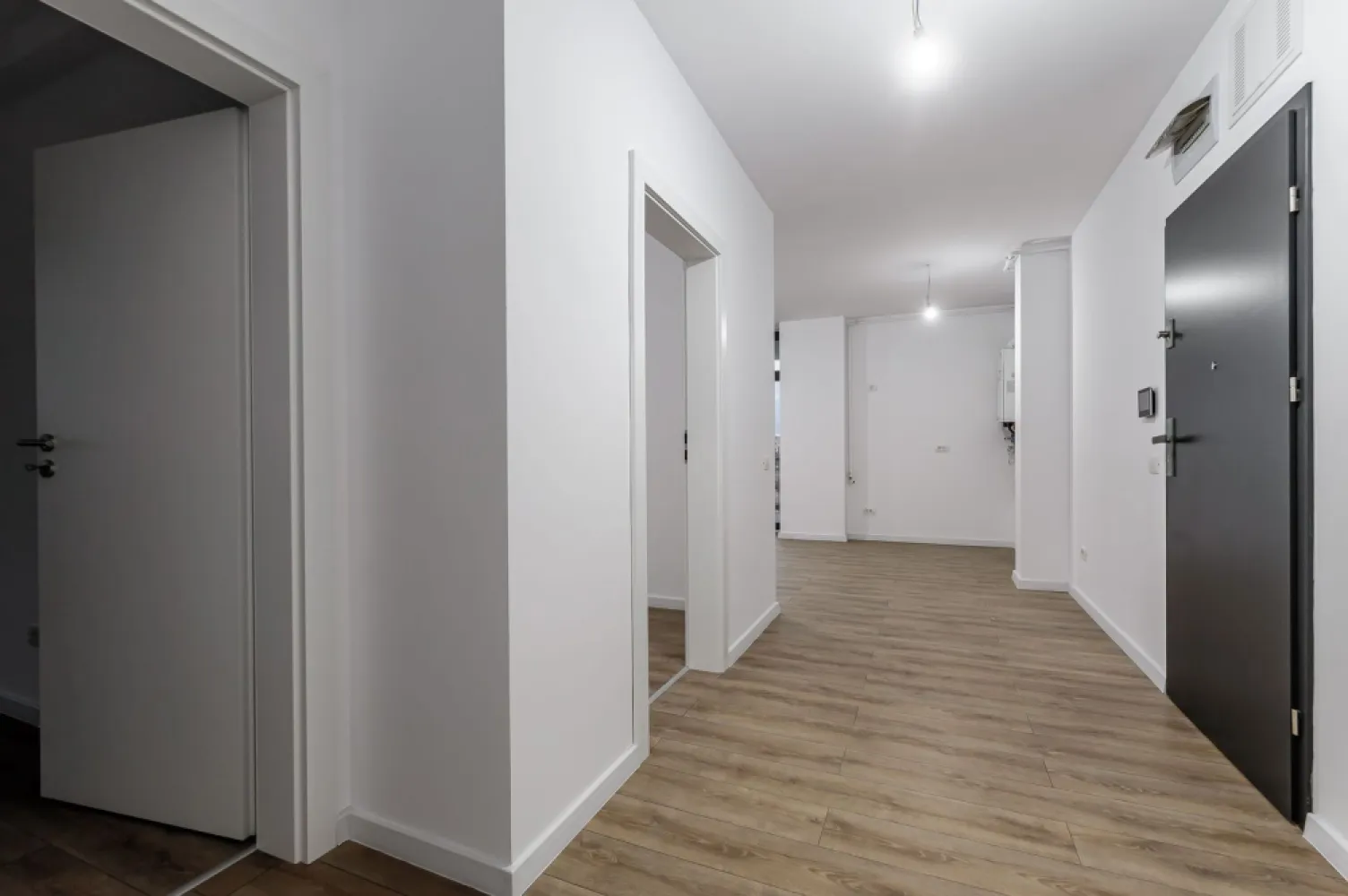 Apartament cu 3 camere și parcare subterană - XCity Timișoara - Apartament spațios cu 3 camere situat în ansamblul rezidențial XCity Towers, una dintre cele mai moderne dezvoltări din Timișoara.

📏 Suprafață utilă: 69 mp
🏢 Etaj: 5 / 11
🛁 Băi: 2
📦 Compartimentare: decomandată
🚗 Parcare subterană inclusă

Apartamentul se află în fază de construcție, cu predare în martie 2026, și se livrează complet finisat, la cheie:

✅ Încălzire în pardoseală
✅ Tâmplărie din aluminiu
✅ Izolație fonică – ziduri duble
✅ Parchet și uși interioare incluse
✅ Obiecte sanitare și baterii pentru baie

Preț - 154,500 + TVA

📍 Locație excelentă, cu acces facil la principalele puncte de interes din oraș. Ideal atât pentru locuință personală, cât și ca investiție.
 Nu dispui de toată suma? Te ajutăm noi gratuit! Îți obținem oferte de la 16 bănci.

📞 Lucian Marc
Consultant Imobiliar – Acasă
📱 0746 093 329