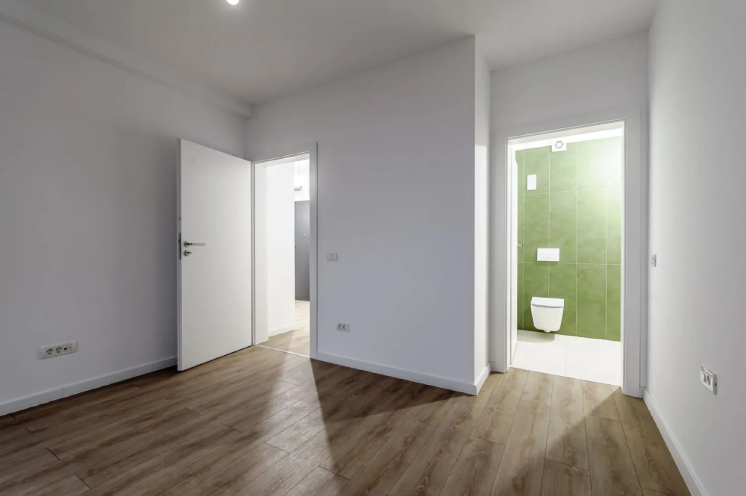 Apartament cu 3 camere și parcare subterană - XCity Timișoara - Apartament spațios cu 3 camere situat în ansamblul rezidențial XCity Towers, una dintre cele mai moderne dezvoltări din Timișoara.

📏 Suprafață utilă: 69 mp
🏢 Etaj: 5 / 11
🛁 Băi: 2
📦 Compartimentare: decomandată
🚗 Parcare subterană inclusă

Apartamentul se află în fază de construcție, cu predare în martie 2026, și se livrează complet finisat, la cheie:

✅ Încălzire în pardoseală
✅ Tâmplărie din aluminiu
✅ Izolație fonică – ziduri duble
✅ Parchet și uși interioare incluse
✅ Obiecte sanitare și baterii pentru baie

Preț - 154,500 + TVA

📍 Locație excelentă, cu acces facil la principalele puncte de interes din oraș. Ideal atât pentru locuință personală, cât și ca investiție.
 Nu dispui de toată suma? Te ajutăm noi gratuit! Îți obținem oferte de la 16 bănci.

📞 Lucian Marc
Consultant Imobiliar – Acasă
📱 0746 093 329