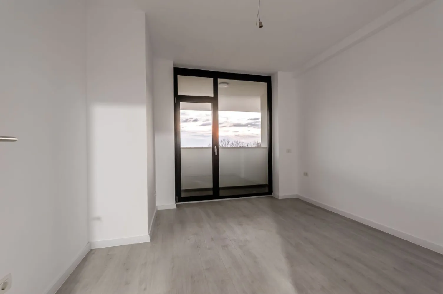 Apartament cu 3 camere și parcare subterană - XCity Timișoara - Apartament spațios cu 3 camere situat în ansamblul rezidențial XCity Towers, una dintre cele mai moderne dezvoltări din Timișoara.

📏 Suprafață utilă: 69 mp
🏢 Etaj: 5 / 11
🛁 Băi: 2
📦 Compartimentare: decomandată
🚗 Parcare subterană inclusă

Apartamentul se află în fază de construcție, cu predare în martie 2026, și se livrează complet finisat, la cheie:

✅ Încălzire în pardoseală
✅ Tâmplărie din aluminiu
✅ Izolație fonică – ziduri duble
✅ Parchet și uși interioare incluse
✅ Obiecte sanitare și baterii pentru baie

Preț - 154,500 + TVA

📍 Locație excelentă, cu acces facil la principalele puncte de interes din oraș. Ideal atât pentru locuință personală, cât și ca investiție.
 Nu dispui de toată suma? Te ajutăm noi gratuit! Îți obținem oferte de la 16 bănci.

📞 Lucian Marc
Consultant Imobiliar – Acasă
📱 0746 093 329