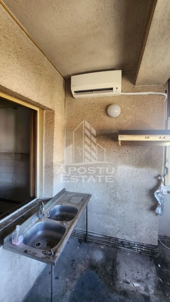 Apartament de vanzare in zona Complexului Studentesc, Timisoara,316 mp - Agentia imobiliara APOSTU ESTATE va propune spre vanzare un apartament cu potential deosebit, situat in zona Complexului Studentesc, ideal pentru cei care isi doresc o locuinta generoasa sau un proiect de amenajare premium intr-o zona centrala a Timisoarei.

Imobilul are o suprafata utila totala de 317 mp, o suprafata construita de 386 mp si beneficiaza de 18 mp teren in proprietate, destinat unui loc de parcare.

Compartimentare:

Parter:
• Camera
• Baie
• Loc de parcare in curte (18 mp)

Etaj 4:
• 4 camere
• Bucatarie
• 2 bai
• 2 terase inchise
• Balcon

Mansarda:
• Suprafata de 151 mp, necompartimentata, la rosu
• Posibilitate de amenajare conform proiectului existent: 4 incaperi, 2 bai, terasa deschisa si balcon

Caracteristici:
• Suprafata utila totala: 317 mp
• Suprafata construita: 386 mp
• Toate utilitatile sunt bransate
• Imobil nefinisat, necesita investitii
• Anveloparea blocului este in curs de autorizare
• In imobil exista doar 4 apartamente

Vecinatati:
• Spitalul Judetean
• Sala Olimpia
• Viitorul stadion
• Piata Operei
• Mijloace de transport in comun

Aceasta proprietate reprezinta o oportunitate rara pentru amenajarea unui penthouse spectaculos sau pentru o investitie imobiliara, beneficiind de o suprafata generoasa si o amplasare excelenta, aproape de principalele puncte de interes ale orasului.

Pentru mai multe detalii si programarea unei vizionari, va stam cu drag la dispozitie.

Agentia imobiliara Apostu Estate va ofera consultanta bancara gratuita prin intermediul colaboratorilor nostri pentru alegerea celui mai potrivit tip de credit, astfel incat tu sa devi noul proprietar al acestui apartament.
CP3206943