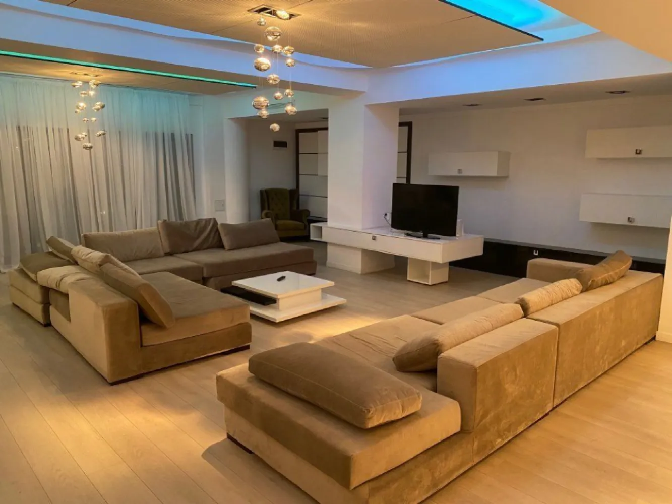 Apartament 4 camere, Herastrau, complex Persepolis, mobilat lux, 200 mp - Apartament cu 4 camere situat intr-un complex rezidential de lux. In cadrul complexului exista doua piscine acoperite, sala de fitness si un restautant.
Accesul in apartament se face direct cu lift interior. Cu acelasi lift se poate cobori direct din apartament la piscina si la sala de fitness. 
Apartamentul este foarte spatios, masurand aproximati 200 mp. Este compartiment dupa cum urmeaza: living generos, trei dormitoare si 3 bai. Dormitorul matrimonial are si un dresing incapator.
In pretul chiriei este inclus si un loc de parcare suprateran.