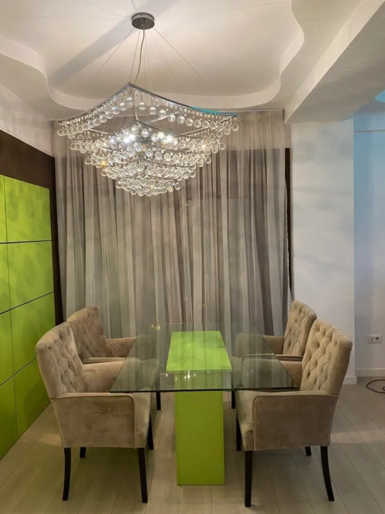 Apartament 4 camere, Herastrau, complex Persepolis, mobilat lux, 200 mp - Apartament cu 4 camere situat intr-un complex rezidential de lux. In cadrul complexului exista doua piscine acoperite, sala de fitness si un restautant.
Accesul in apartament se face direct cu lift interior. Cu acelasi lift se poate cobori direct din apartament la piscina si la sala de fitness. 
Apartamentul este foarte spatios, masurand aproximati 200 mp. Este compartiment dupa cum urmeaza: living generos, trei dormitoare si 3 bai. Dormitorul matrimonial are si un dresing incapator.
In pretul chiriei este inclus si un loc de parcare suprateran.
