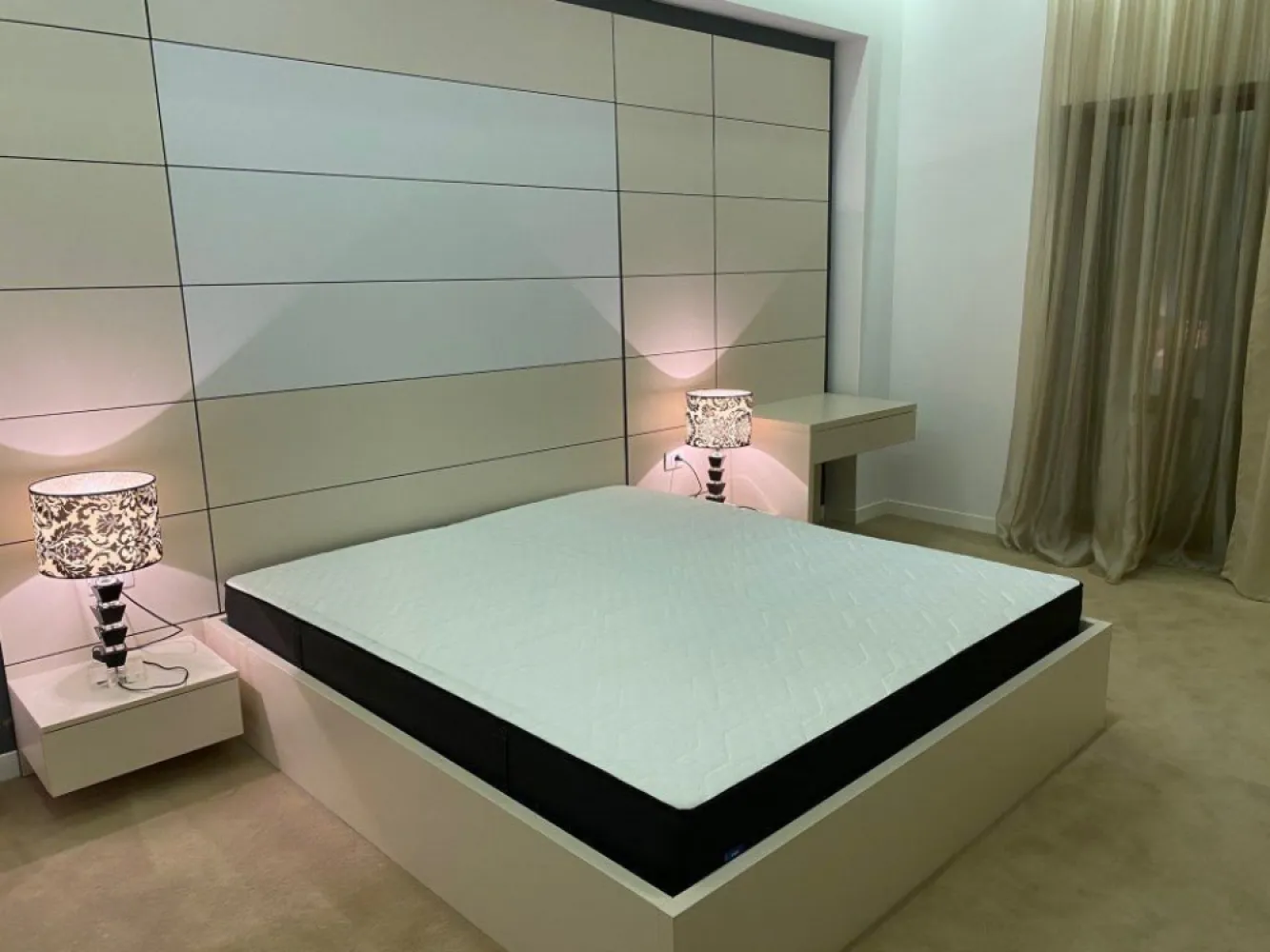 Apartament 4 camere, Herastrau, complex Persepolis, mobilat lux, 200 mp - Apartament cu 4 camere situat intr-un complex rezidential de lux. In cadrul complexului exista doua piscine acoperite, sala de fitness si un restautant.
Accesul in apartament se face direct cu lift interior. Cu acelasi lift se poate cobori direct din apartament la piscina si la sala de fitness. 
Apartamentul este foarte spatios, masurand aproximati 200 mp. Este compartiment dupa cum urmeaza: living generos, trei dormitoare si 3 bai. Dormitorul matrimonial are si un dresing incapator.
In pretul chiriei este inclus si un loc de parcare suprateran.