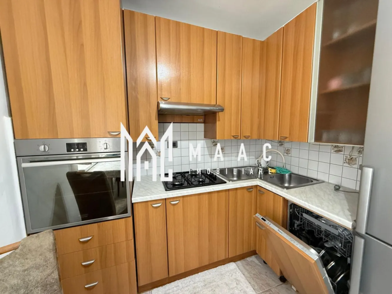 Apartament 3 camere | 2 bai | Renovat | Balcon | V. Aurie - MAAC Imobiliare propune atentiei dumneavoastra un apartament cu 3 camere renovat, la vila, complet mobilat si utilat, in zona Valea Aurie - Parcul Sub Arini.

Locuinta este situata etajul 4, are suprafata utila de 72mp si este alcatuita din living, 2 dormitoare, bucatarie, baie cu geam, grup sanitar de serviciu, debara, hol si balcon.

Aferent - spatiu de depozitare in pivnita.

Finisaje si mobilier de calitate buna, ambient placut.

Amplasamentul imobilului este avantajos, aflandu-se intr-o zona retrasa, linistita si foarte oxigenata, la 5 minute de mers pe jos de parcul Sub Arini, loc de joaca pentru copii, magazine, farmacii si banci.

Imobilul a beneficiat de izolare cu vata bazaltica si inchidere a balcoanelor cu termopane.

Se percepe o chirie in avans si garantie in cuantumul unei chirii lunare. Se inchiriaza pe o perioada de minim 12 luni. Disponibilitate incepand cu 1 August.

Pentru mai multe detalii sau pentru a programa o vizionare, va rugam specificati telefonic ID: CP3206680
