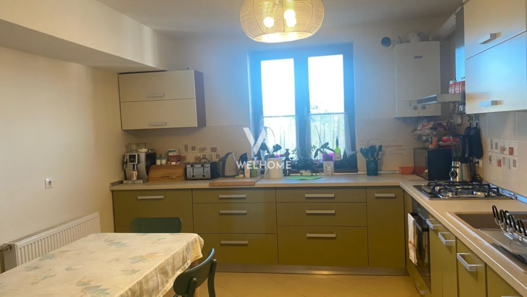 Apartament 3 camere, zona PROMENADA MALL, Sibiu - Spre vanzare un superb apartament la vila, 3 camere, decomandat, situat la etajul 1 din 2, in zona Balanta la imediata apropiere de PROMENADA MALL Sibiu.
Acces facil la transport public, in zona diverse magazine, farmacii.
Detine 3 boxe de depozitare, curte comuna ingradita, loc de parcare subteran.
Suprafata utila al apartamentului este de aproximativ 90mp + terasa 11mp.

Compartimentat astfel:
- Hol.
- Living generos cu iesire spre terasa.
- Bucatarie separata de aprox 14mp.
- Dormitor pentru copii.
- Dormitor matrimonial cu iesire spre terasa.
- Baie cu cabina de dus si cada.
- Baie de serviciu.

Apartamentul se vinde complet mobilat si utilat (inafara de televizoare).
Se percepe modalitatea de achitare: cash(transfer bancar), credit ipotecar.
Pret: 189 000 euro. Negociabil.
Tel. 0745 99 55 37 Mihai