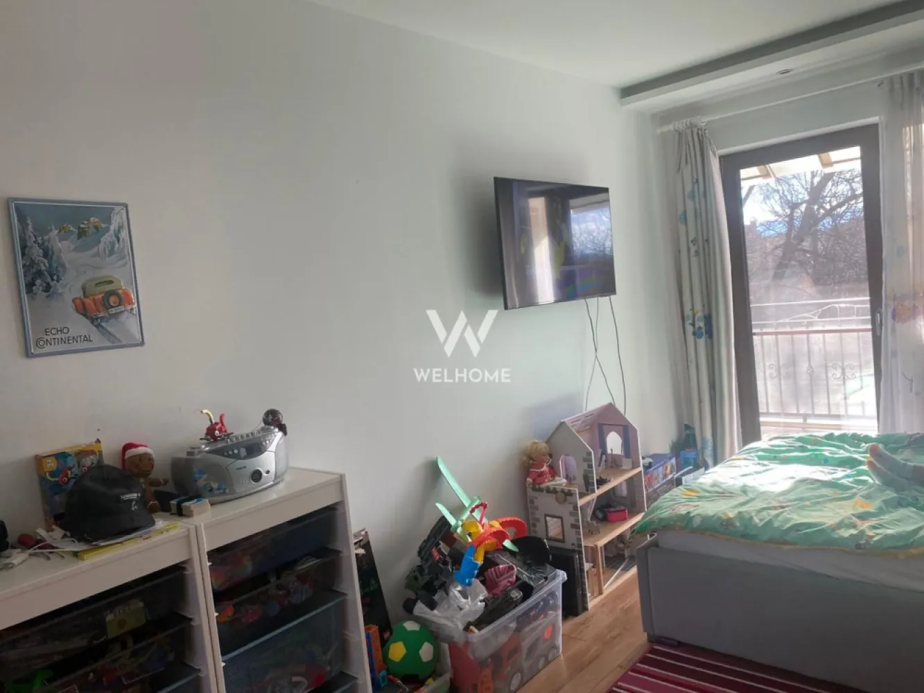 Apartament 3 camere, zona PROMENADA MALL, Sibiu - Spre vanzare un superb apartament la vila, 3 camere, decomandat, situat la etajul 1 din 2, in zona Balanta la imediata apropiere de PROMENADA MALL Sibiu.
Acces facil la transport public, in zona diverse magazine, farmacii.
Detine 3 boxe de depozitare, curte comuna ingradita, loc de parcare subteran.
Suprafata utila al apartamentului este de aproximativ 90mp + terasa 11mp.

Compartimentat astfel:
- Hol.
- Living generos cu iesire spre terasa.
- Bucatarie separata de aprox 14mp.
- Dormitor pentru copii.
- Dormitor matrimonial cu iesire spre terasa.
- Baie cu cabina de dus si cada.
- Baie de serviciu.

Apartamentul se vinde complet mobilat si utilat (inafara de televizoare).
Se percepe modalitatea de achitare: cash(transfer bancar), credit ipotecar.
Pret: 189 000 euro. Negociabil.
Tel. 0745 99 55 37 Mihai