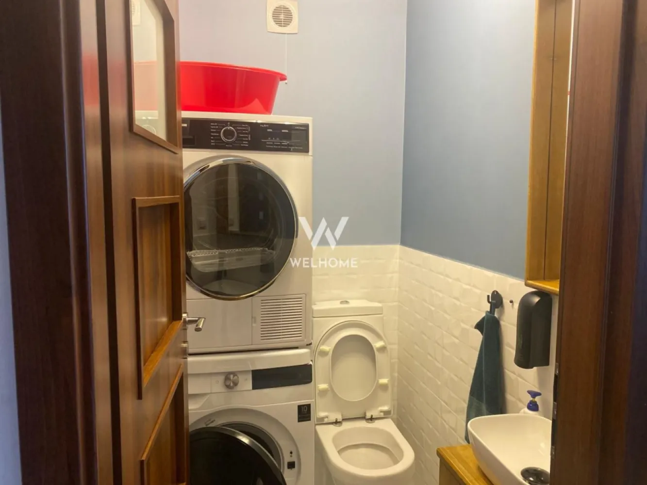Apartament 3 camere, zona PROMENADA MALL, Sibiu - Spre vanzare un superb apartament la vila, 3 camere, decomandat, situat la etajul 1 din 2, in zona Balanta la imediata apropiere de PROMENADA MALL Sibiu.
Acces facil la transport public, in zona diverse magazine, farmacii.
Detine 3 boxe de depozitare, curte comuna ingradita, loc de parcare subteran.
Suprafata utila al apartamentului este de aproximativ 90mp + terasa 11mp.

Compartimentat astfel:
- Hol.
- Living generos cu iesire spre terasa.
- Bucatarie separata de aprox 14mp.
- Dormitor pentru copii.
- Dormitor matrimonial cu iesire spre terasa.
- Baie cu cabina de dus si cada.
- Baie de serviciu.

Apartamentul se vinde complet mobilat si utilat (inafara de televizoare).
Se percepe modalitatea de achitare: cash(transfer bancar), credit ipotecar.
Pret: 189 000 euro. Negociabil.
Tel. 0745 99 55 37 Mihai