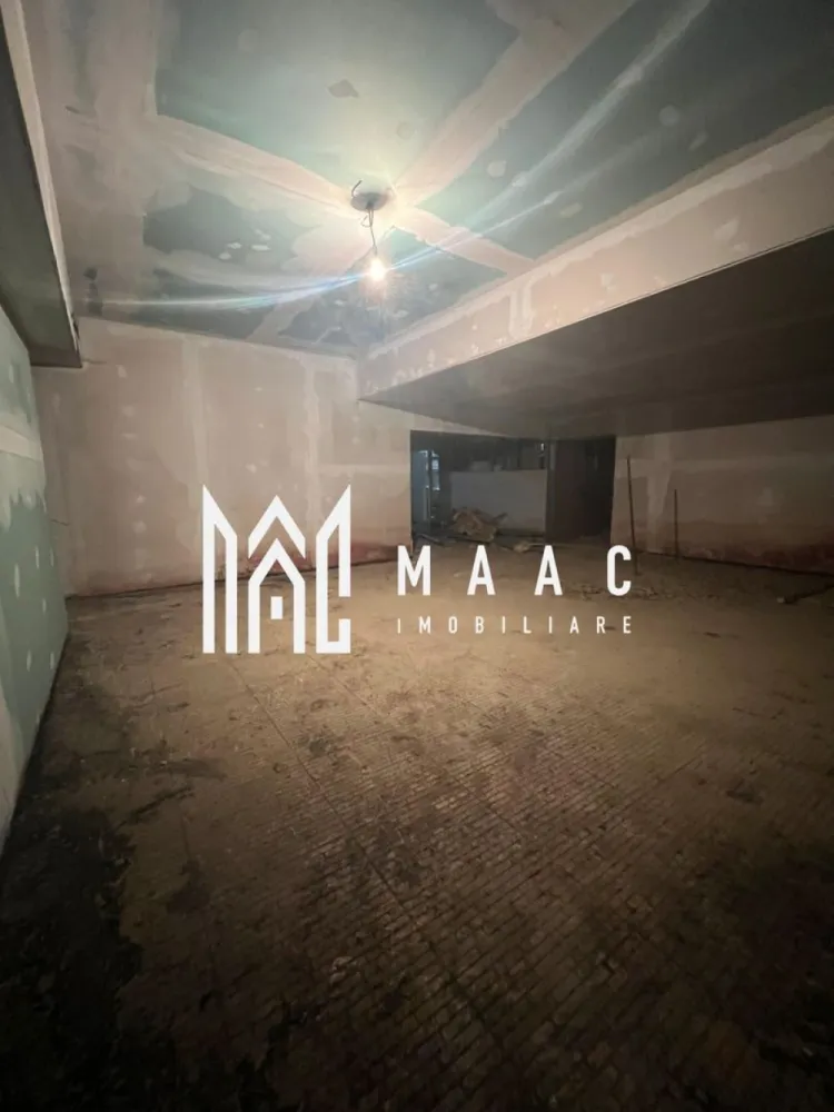 Spatiu Comercial | Ultracentral - MAAC Imobiliare vă propune spre vânzare un spațiu comercial de mari dimensiuni, situat ultracentral, în municipiul Râmnicu Vâlcea – o zonă cu vizibilitate excelentă și acces facil.

Imobilul este amplasat la demisol și are o suprafață totală de 671 mp, oferind un spațiu generos, cu multiple posibilități de compartimentare și amenajare.

Proprietatea dispune de:

* Două ieșiri existente
* Posibilitatea amenajării unei a treia ieșiri, un avantaj major pentru activități comerciale
* Înălțime generoasa, care permite desfășurarea diverselor tipuri de activități

Datorită dimensiunii și configurației, spațiul este pretabil pentru:

* Cazino
* Sală de bowling
* Sală de jocuri pentru copii
* Magazine textile
* Showroom-uri
* Activități recreative sau comerciale diverse

Poziționarea ultracentrală oferă un vad comercial foarte bun și potențial ridicat de investiție, fiind ideal atât pentru dezvoltarea unei afaceri proprii, cât și pentru obținerea unui randament atractiv din închiriere.

Pentru informații suplimentare și programarea unei vizionări, echipa MAAC Imobiliare vă stă la dispoziție.

ID: CP2944968