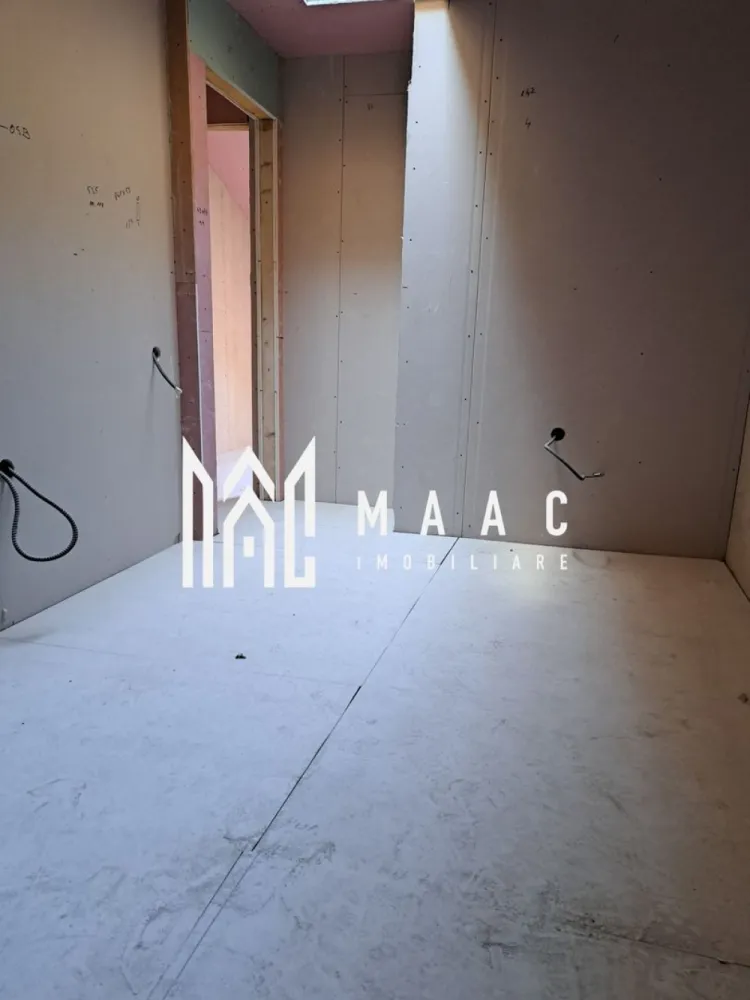 Apartament 2 camere | cartier Traian | 44mp - MAAC Imobiliare vă propune spre vânzare un apartament modern cu 2 camere, situat la etajul 4 în cartierul Traian.

Locuința face parte dintr-o construcție nouă, realizată din BCA, și are o suprafață utilă de 44 mp, fiind dispusă pe două niveluri, oferind un spațiu eficient compartimentat și ideal pentru un stil de viață modern.

Compartimentare practică pe două niveluri:
Parter: zonă de living cu bucătărie open-space și baie
Etaj: 2 dormitoare luminoase

Apartamentul se predă la stadiul de gri, oferind viitorului proprietar libertatea de a-l amenaja și finisa după propriul gust și buget. Este o oportunitate excelentă atât pentru locuință personală, cât și pentru investiție (închiriere pe termen lung sau regim hotelier).

Localizare avantajoasă – situat în cartierul Traian, cu acces facil la mijloace de transport, magazine, școli și alte puncte de interes.

Preț: 29.000 € + TVA

Imaginile atașate includ atât fotografii tip showroom (cu titlu de prezentare), cât și poze din stadiul actual de predare.

Pentru mai multe informații sau programarea unei vizionări, echipa MAAC Imobiliare vă stă la dispoziție!
CP2944995