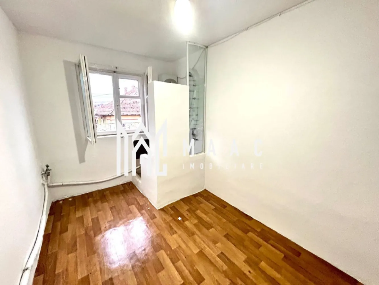Garsonieră 12 MP | Etaj 1 | Cisnădie | Ideală pentru Investiție - MAAC Imobiliare vă prezintă spre vânzare o garsonieră compactă de 12 mp, situată în Cisnădie, într-o zonă liniștită de case, ideală pentru cei care doresc un spațiu accesibil și ușor de întreținut.

Caracteristici principale:
Suprafață: 12 mp
Localizare: Zonă de case, ferită de agitație, în apropiere de puncte de interes din Cisnădie
Etaj: 1 din 4 
Stare: Nemobilată – oferă posibilitatea de amenajare după propriul gust
Baie proprie în incintă
Încălzire: pe calorifer electric

Avantaje:
Costuri de întreținere foarte reduse
Potrivită ca locuință personală, garsonieră pentru studenți sau investiție pentru închiriere
Zonă liniștită, cu acces facil către magazine, transport și alte facilități
Garsoniera reprezintă o opțiune excelentă pentru cei care caută un spațiu mic, practic și eficient, cu posibilitatea de a-l transforma într-un loc modern și confortabil.

Pentru mai multe detalii sau pentru a programa o vizionare, te rugăm să ne contactezi, specificând ID: CP2943150
