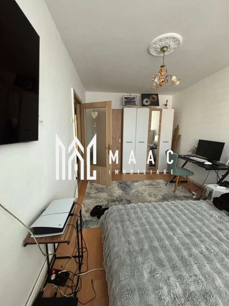 Apartament 2 camere decomandat, 48 mp utili – Bulevardul Mihai Viteazu - MAAC Imobiliare va propune spre vanzare un apartament cu 2 camere, total decomandat, cu o suprafață utilă de 48 mp, situat la etajul 4 din 5 al unui bloc bine întreținut, cu acoperiș.

Compartimentare și beneficii:
 Living luminos, cu ferestre mari ce oferă multă lumină naturală și o priveliște frumoasă asupra orașului
Dormitor spațios și confortabil
Bucătărie separată, spațioasă și luminoasă, cu finisaje moderne
 Baie cu geam pentru aerisire naturală
 Balcon generos de 5 mp
Pod de 48 mp deasupra apartamentului – ideal pentru depozitare
Se vinde complet mobilat și utilat, exact ca în fotografii

Avantaje suplimentare:
Zonă liniștită și foarte bine cotată
Bloc cu regim redus de înălțime
Compartimentare practică, fără spații pierdute
Lumină naturală din abundență

Localizare premium – Aleea Biruinței, în zona Bulevardului Mihai Viteazu, aproape de:
școli și grădinițe
facultăți
Casa de Sănătate
magazine, farmacii și mijloace de transport

Dacă îți dorești un apartament într-o zonă centrală, cu toate facilitățile la îndemână, acesta poate fi exact ceea ce cauți!

Pentru mai multe detalii si programarea unei vizionari va rugam sa specificati ID: CP2942596.