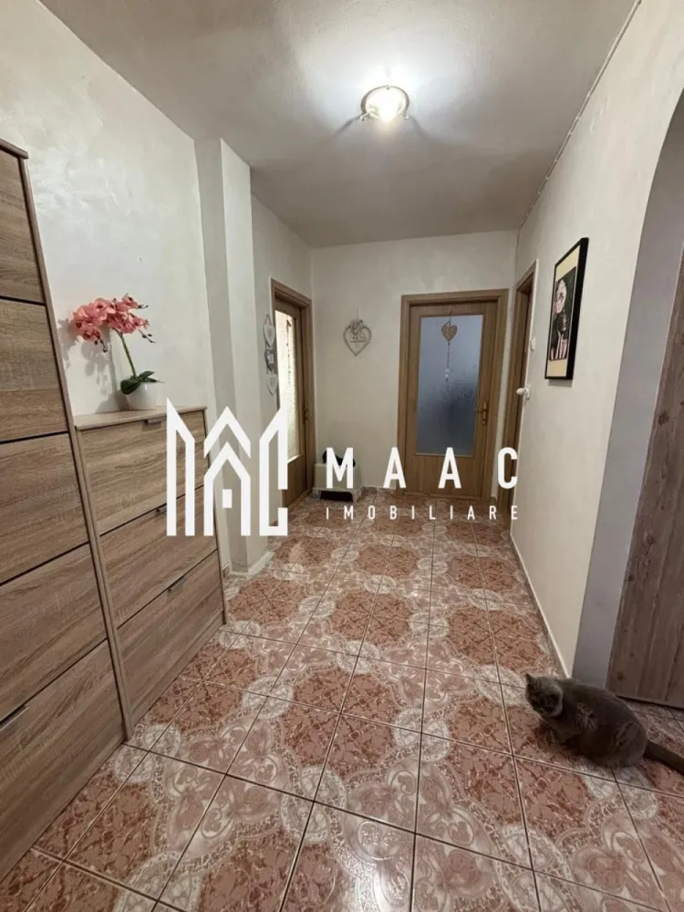 Apartament 2 camere decomandat, 48 mp utili – Bulevardul Mihai Viteazu - MAAC Imobiliare va propune spre vanzare un apartament cu 2 camere, total decomandat, cu o suprafață utilă de 48 mp, situat la etajul 4 din 5 al unui bloc bine întreținut, cu acoperiș.

Compartimentare și beneficii:
 Living luminos, cu ferestre mari ce oferă multă lumină naturală și o priveliște frumoasă asupra orașului
Dormitor spațios și confortabil
Bucătărie separată, spațioasă și luminoasă, cu finisaje moderne
 Baie cu geam pentru aerisire naturală
 Balcon generos de 5 mp
Pod de 48 mp deasupra apartamentului – ideal pentru depozitare
Se vinde complet mobilat și utilat, exact ca în fotografii

Avantaje suplimentare:
Zonă liniștită și foarte bine cotată
Bloc cu regim redus de înălțime
Compartimentare practică, fără spații pierdute
Lumină naturală din abundență

Localizare premium – Aleea Biruinței, în zona Bulevardului Mihai Viteazu, aproape de:
școli și grădinițe
facultăți
Casa de Sănătate
magazine, farmacii și mijloace de transport

Dacă îți dorești un apartament într-o zonă centrală, cu toate facilitățile la îndemână, acesta poate fi exact ceea ce cauți!

Pentru mai multe detalii si programarea unei vizionari va rugam sa specificati ID: CP2942596.